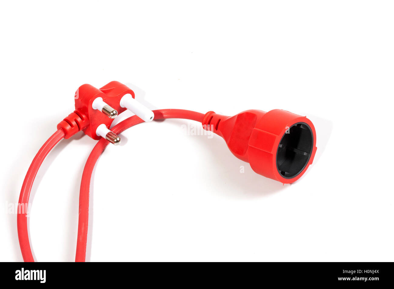 Studio shot close up of red mâle et femelle mâle et femelle pour câble de rallonge électrique de sur fond blanc Banque D'Images