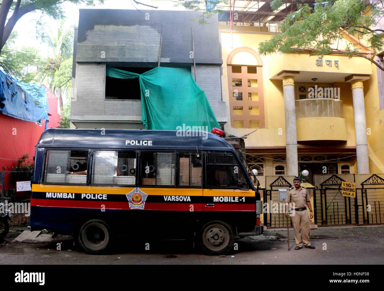 La sécurité de la police d'être renforcé à l'extérieur humoriste Kapil Sharma dans Mumbai, Inde, Versova Septembre 12, 2016 Banque D'Images