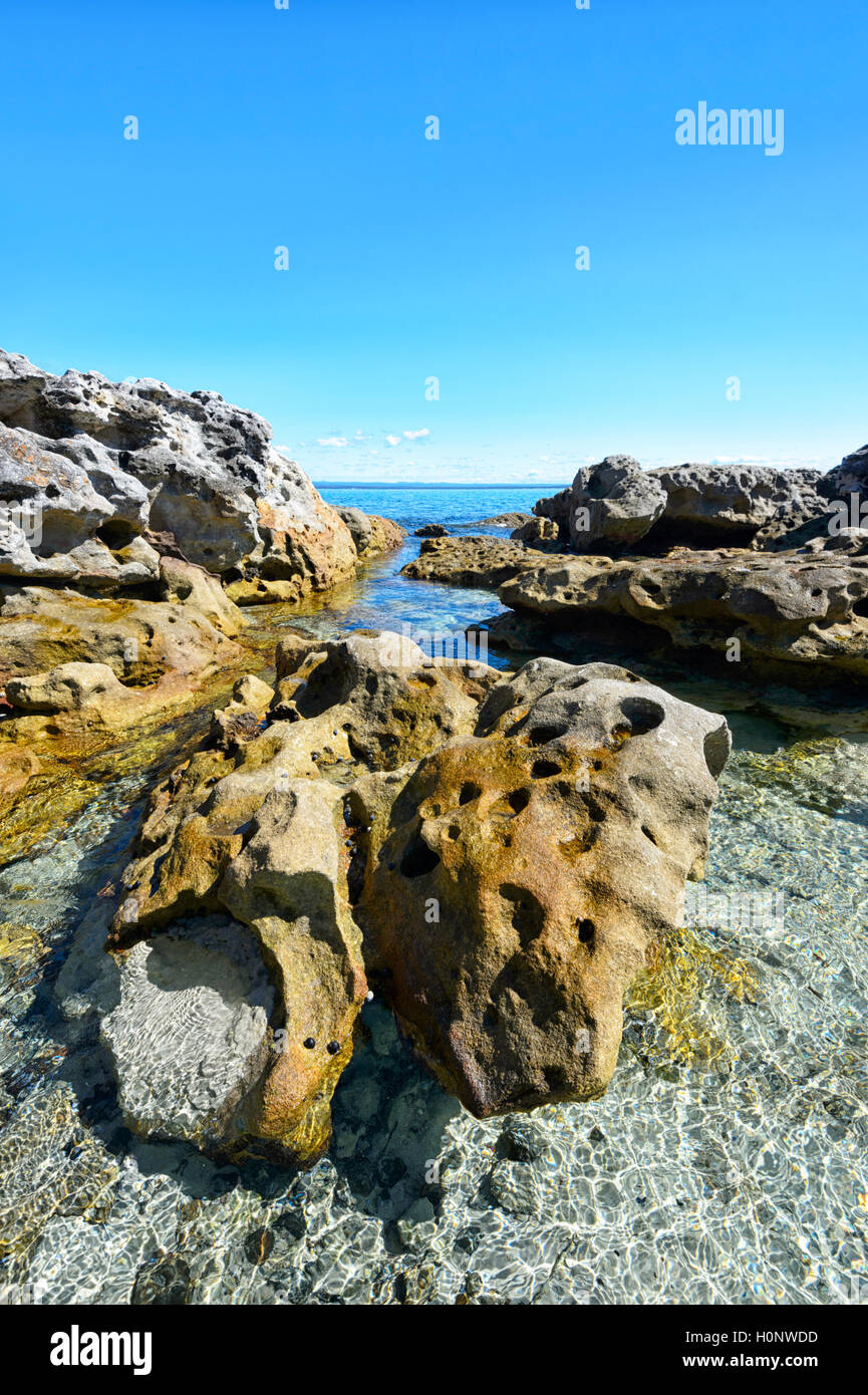 Voir de spectaculaires formations rocheuses à Bindijine Beach, Jervis Bay, Beecroft, New South Wales, NSW, Australie Banque D'Images