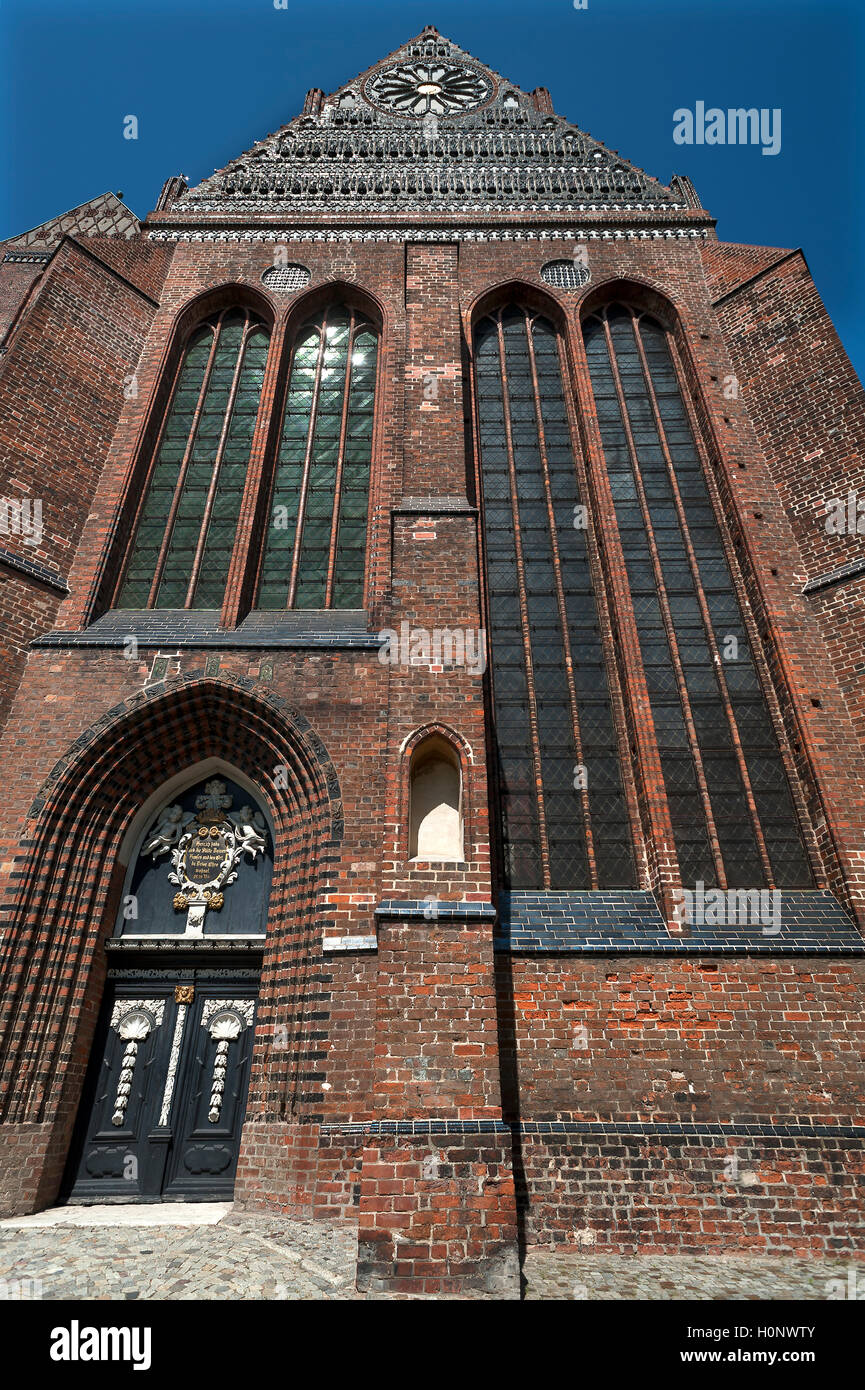 La façade latérale, l'église Saint-Nicolas de Wismar, bâtiment en brique de style gothique tardif, Wismar, Mecklembourg-Poméranie-Occidentale, Allemagne Banque D'Images