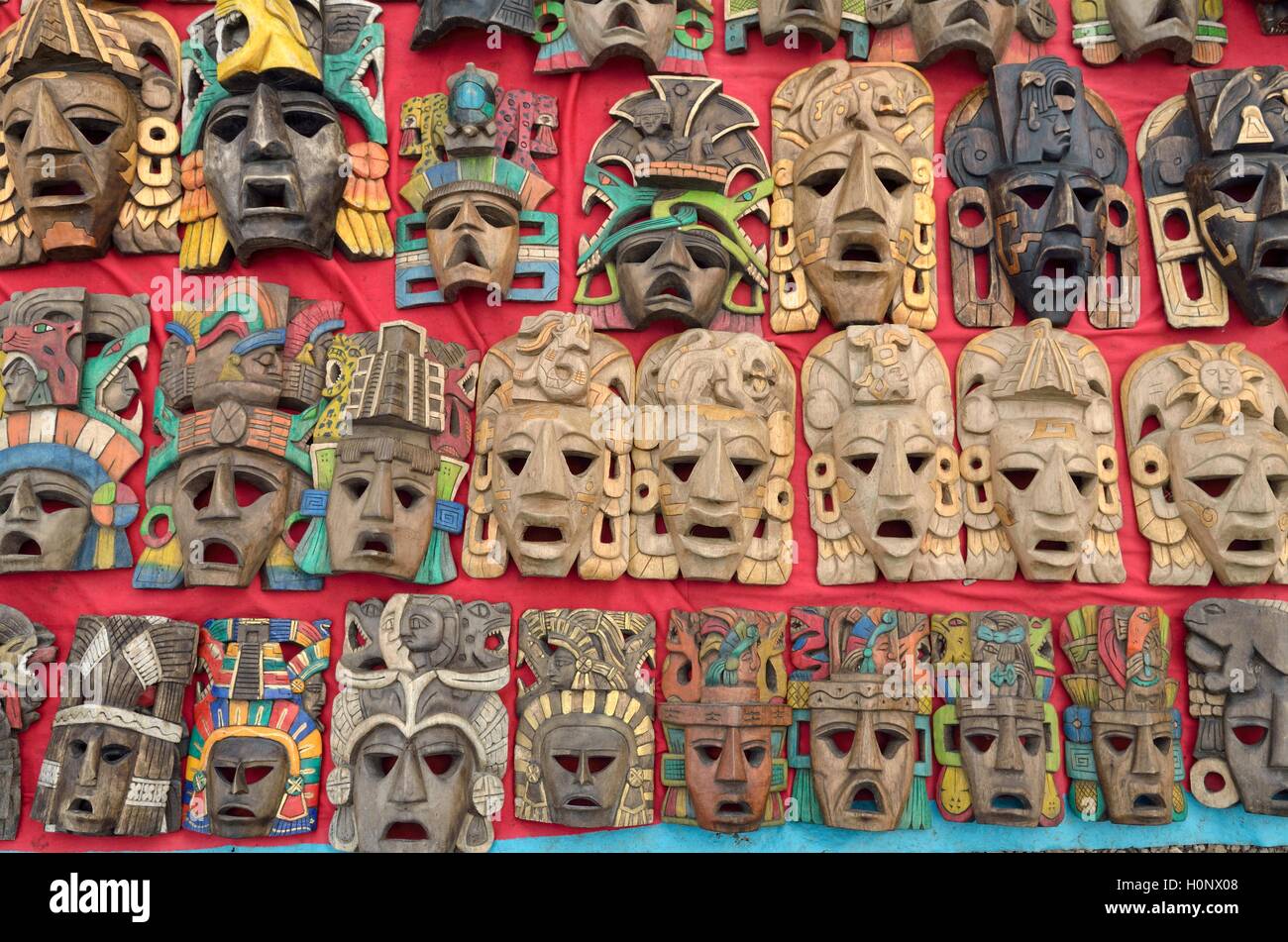 Masques en bois à un stand de souvenirs, les ruines mayas de Palenque, Chiapas, Mexique Banque D'Images