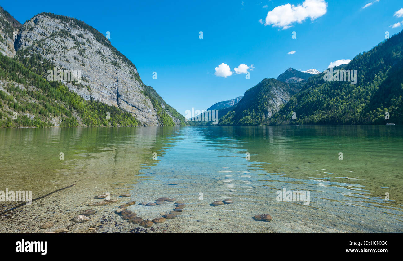 Coeur fait de pierres dans l'eau, vue sur le lac Königssee, le parc national de Berchtesgaden, Berchtesgaden, District de Haute-bavière Banque D'Images
