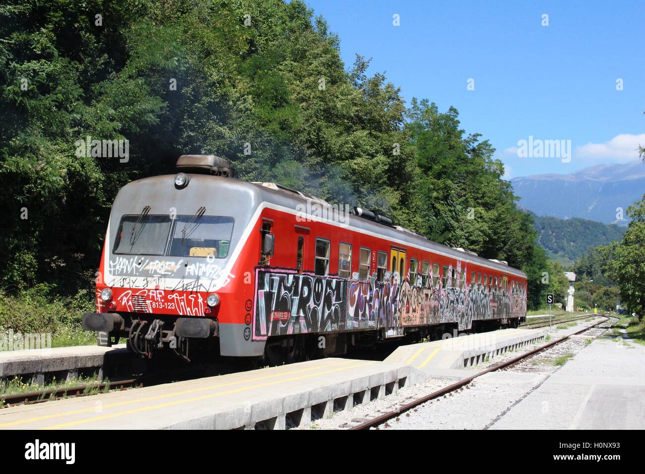 Couvert de graffiti train diesel eaving Bled Jezero Gorenjska, gare  ferroviaire, la Slovénie pour Jesenice Photo Stock - Alamy