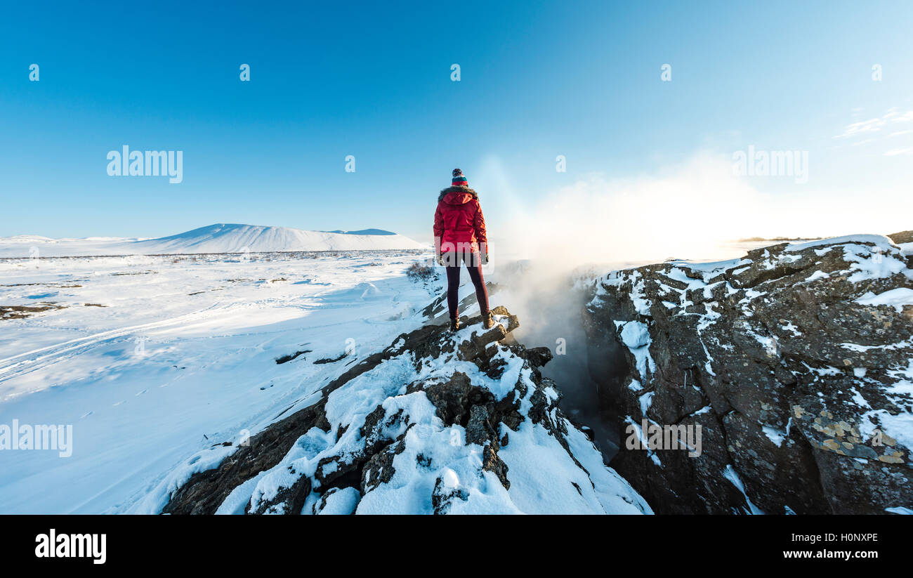 Femme debout à frontière tectonique divergente entre les plaques eurasienne et nord-américaine, Mid-Atlantic Ridge, Rift Valley Banque D'Images