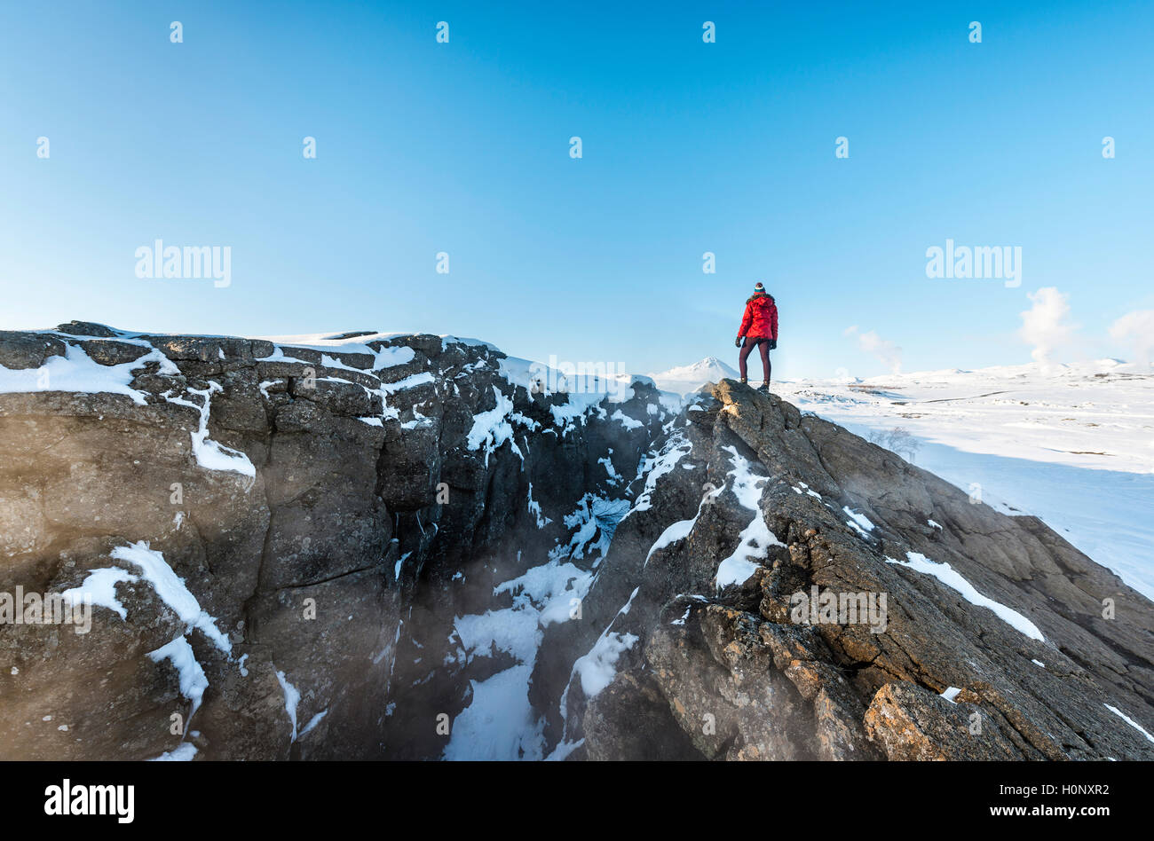 Femme debout à frontière tectonique divergente entre les plaques eurasienne et nord-américaine, Mid-Atlantic Ridge, Rift Valley Banque D'Images