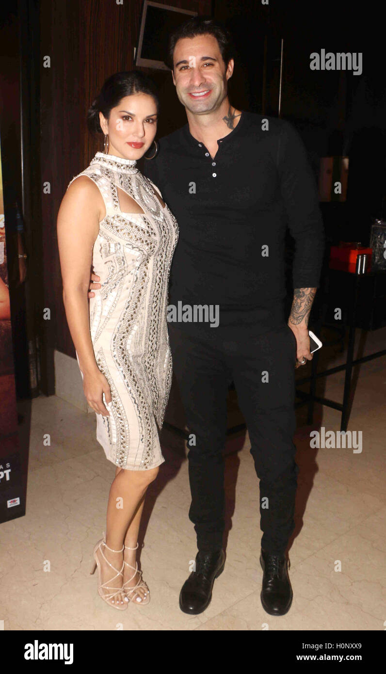 Bollywood acteur Sunny Leone et son mari Daniel Weber lors de la remorque et la musique Lancement du film 'Beiimaan Amour Mumbai Banque D'Images