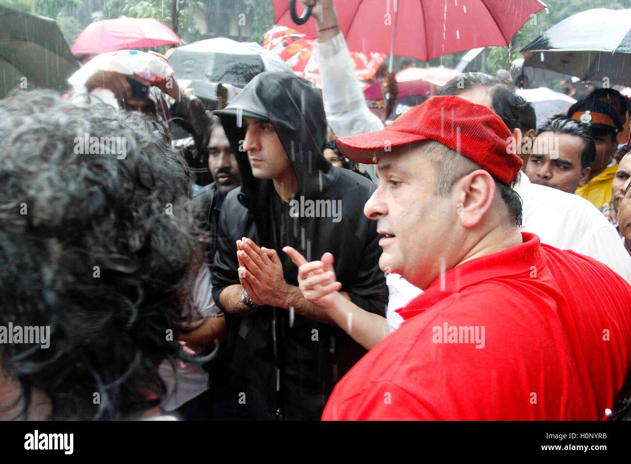 Les acteurs de Bollywood Randhir Kapoor, Ranbir Kapoor, portant un imperméable, célèbrent leur participation à la procession du Ganesh Festival à Mumbai, en Inde Banque D'Images