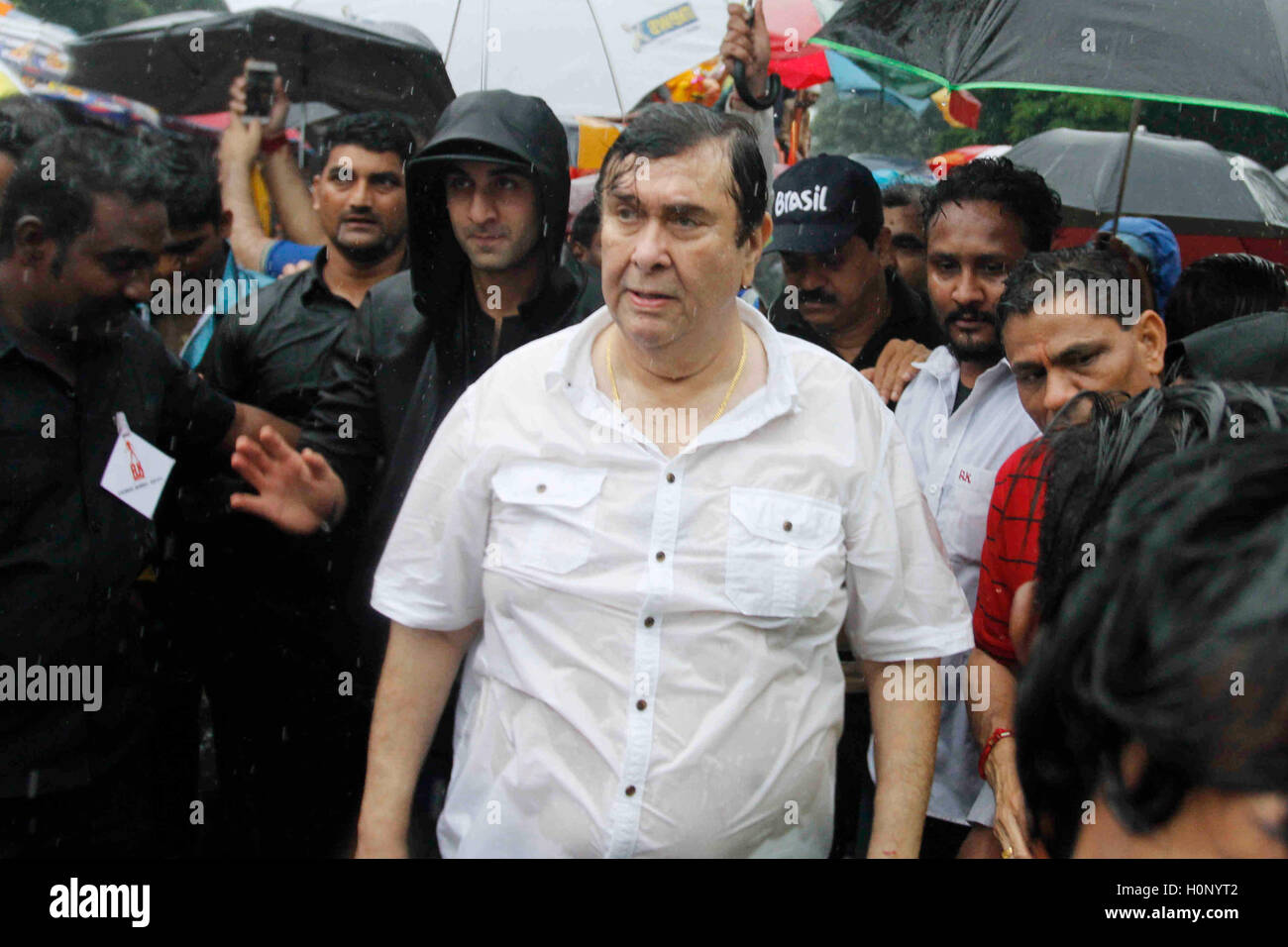 Bollywood acteur, Randhir Kapoor, Ranbir Kapoor, se mouiller dans la pluie mousson, participant à la procession du Ganesh Festival de R K Studio à Chembur, Mumbai, Inde Banque D'Images