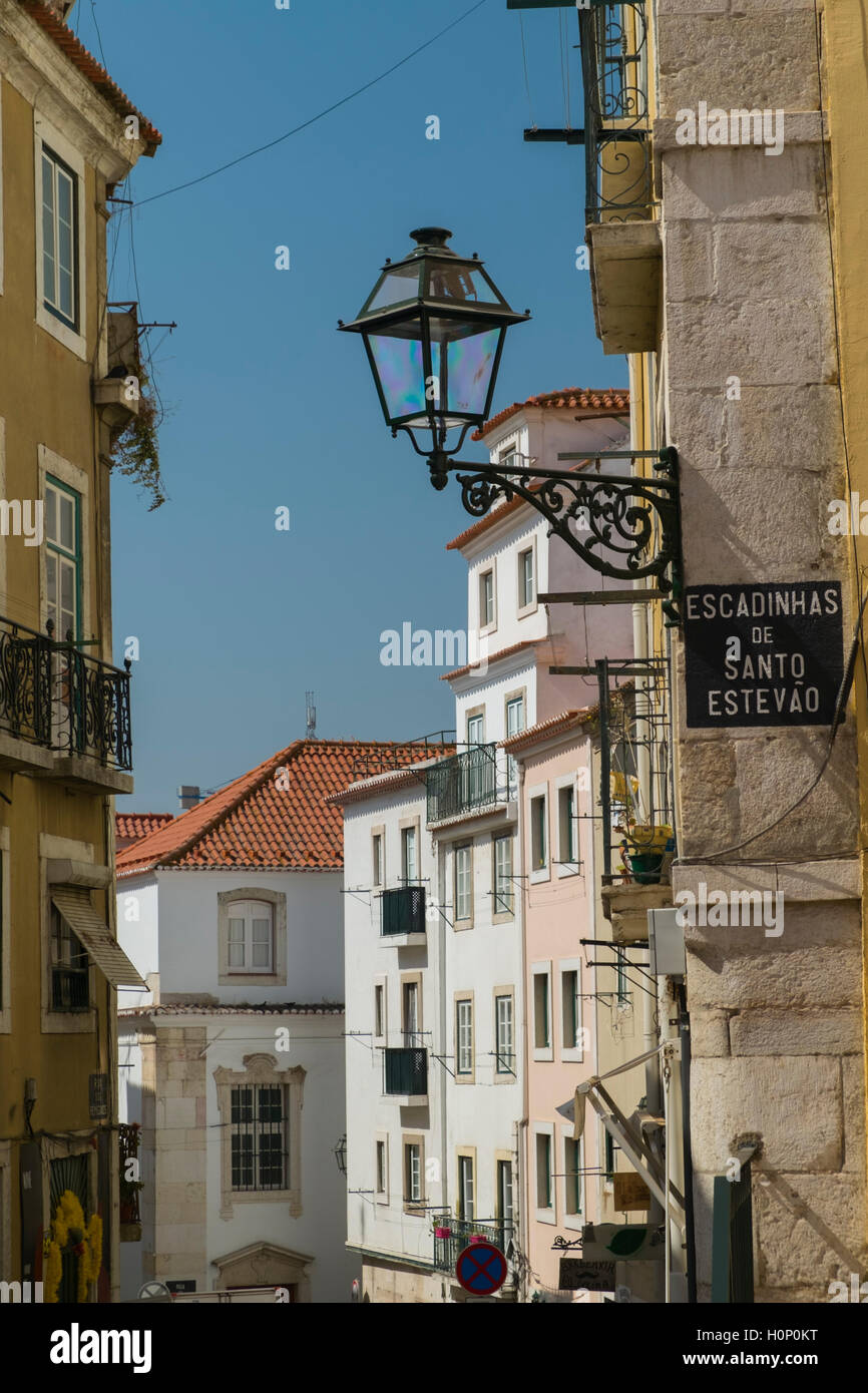 Rue étroite et une lanterne Alfama Lisbonne Portugal Banque D'Images