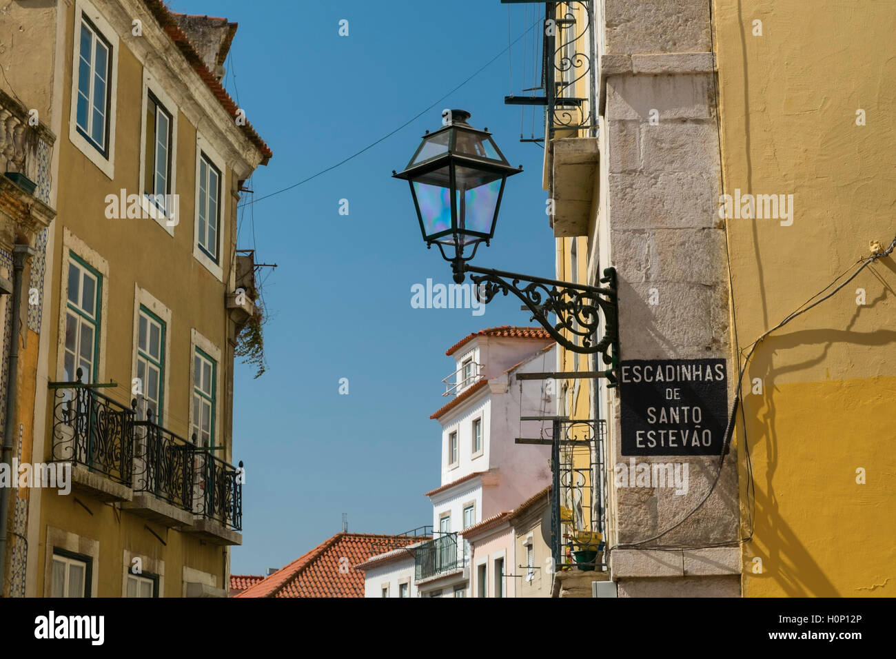 Rue étroite et une lanterne Alfama Lisbonne Portugal Banque D'Images