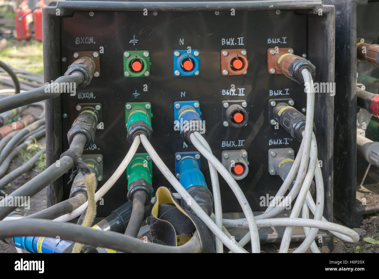 Les câbles d'alimentation électrique connecté à un poste de distribution à l'extérieur temporaire Banque D'Images