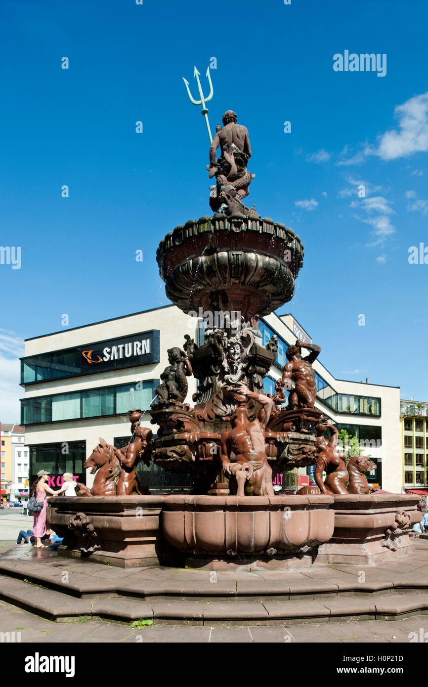 Deutschland, Nordrhein-Westfalen, Wuppertal-Elberfeld, Neumarkt, Jubiläumsbrunnen (auch Neptunbrunnen) Banque D'Images