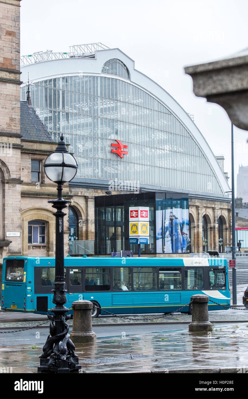 L'avant de la gare de Liverpool Lime Street Banque D'Images