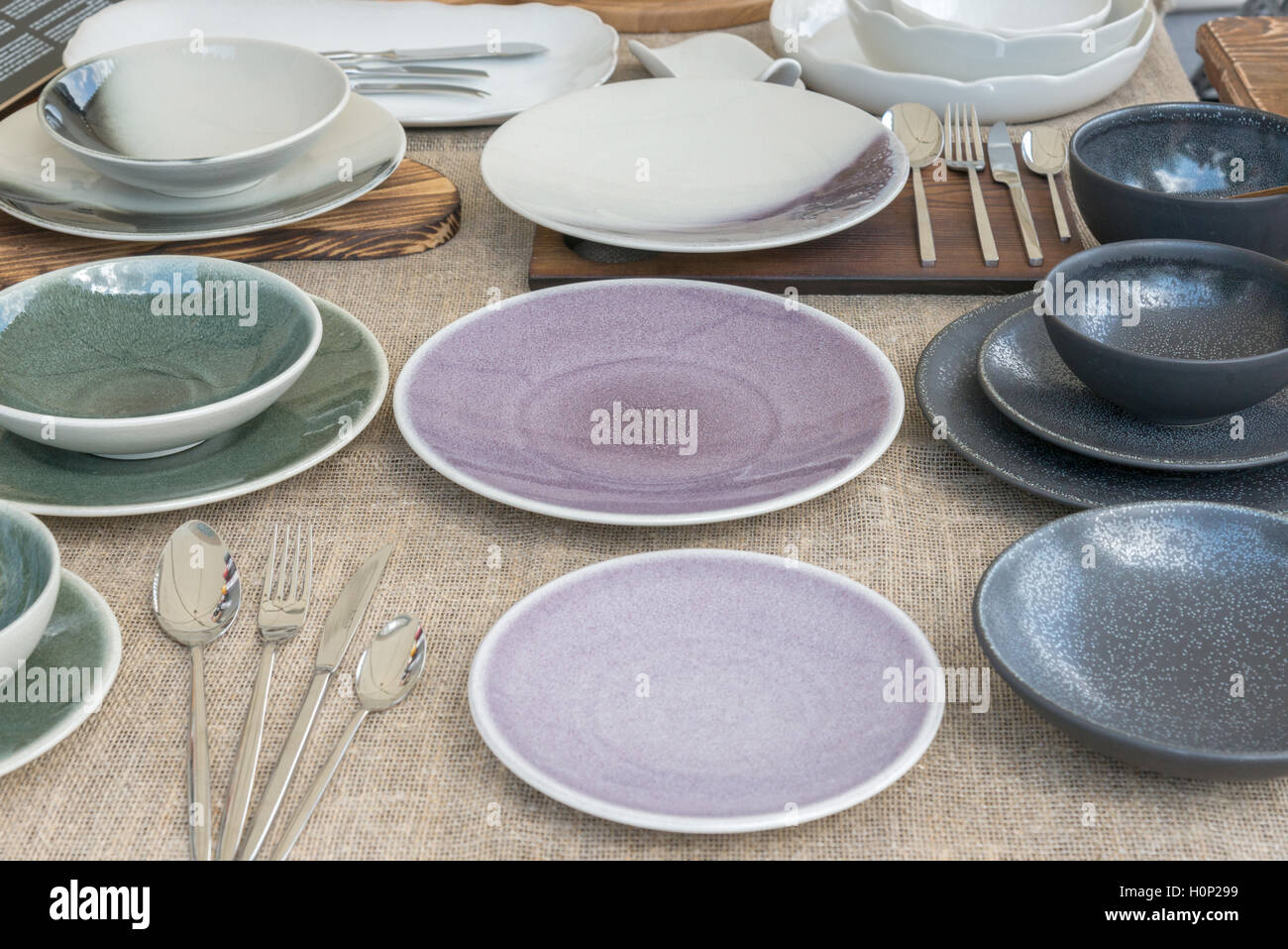 Nouvelles plaques en céramique et tasses de différentes formes et couleurs Banque D'Images