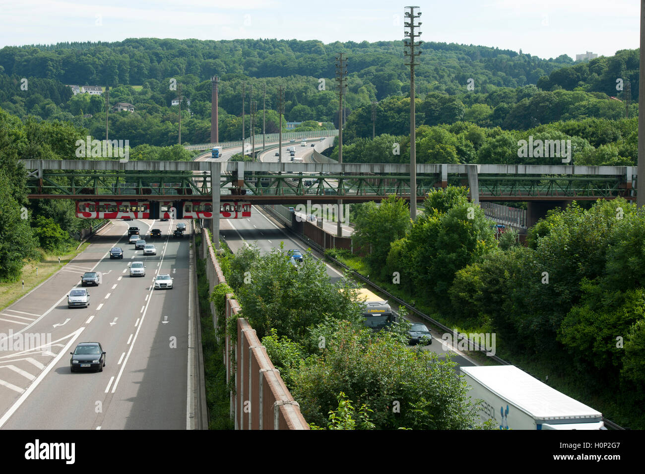 L'Allemagne, en Rhénanie du Nord-Westphalie, Wuppertal, le passage à niveau de la suspension à l'Autobahn Sonnborner Kreuz Banque D'Images