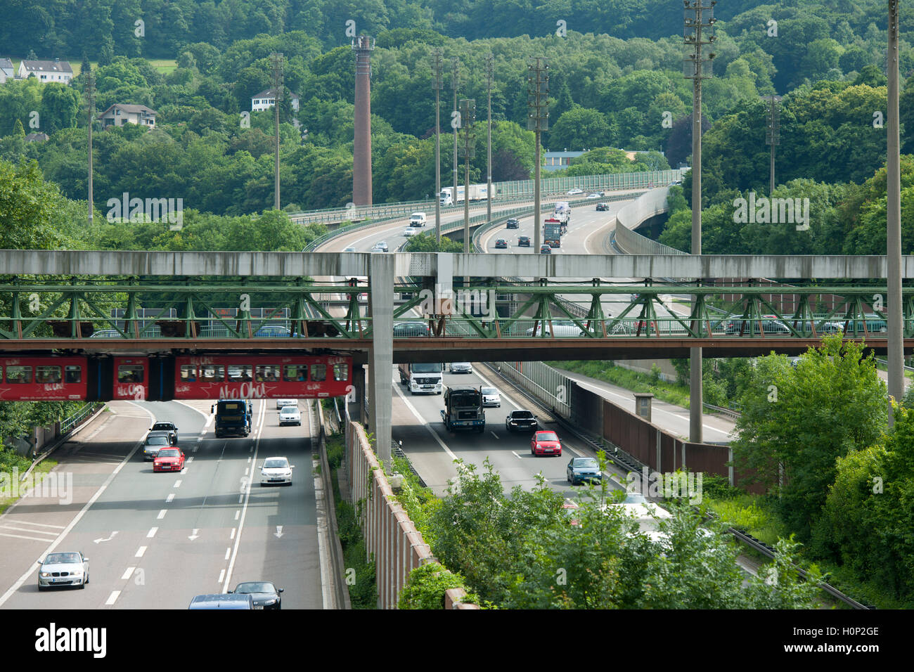 L'Allemagne, en Rhénanie du Nord-Westphalie, Wuppertal, le passage à niveau de la suspension à l'Autobahn Sonnborner Kreuz Banque D'Images