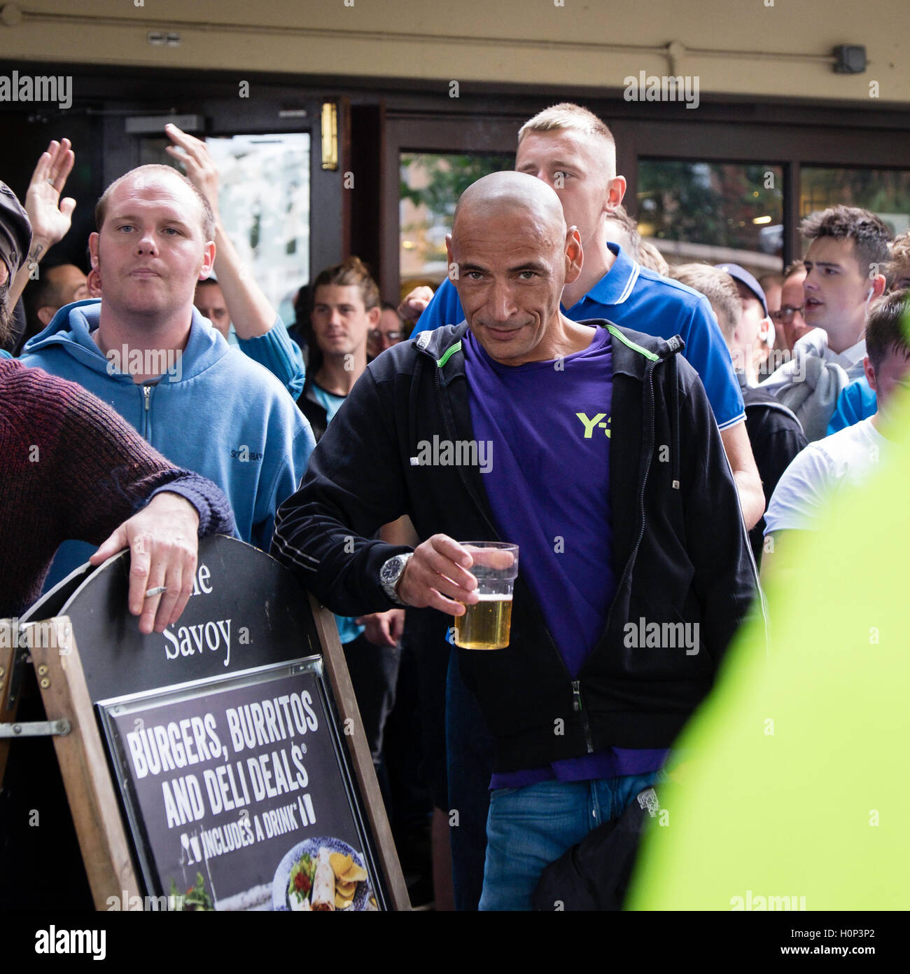 Bristol Rovers Football supporter les regards à la caméra, comme il boit à l'extérieur d'une maison publique de Swindon Banque D'Images