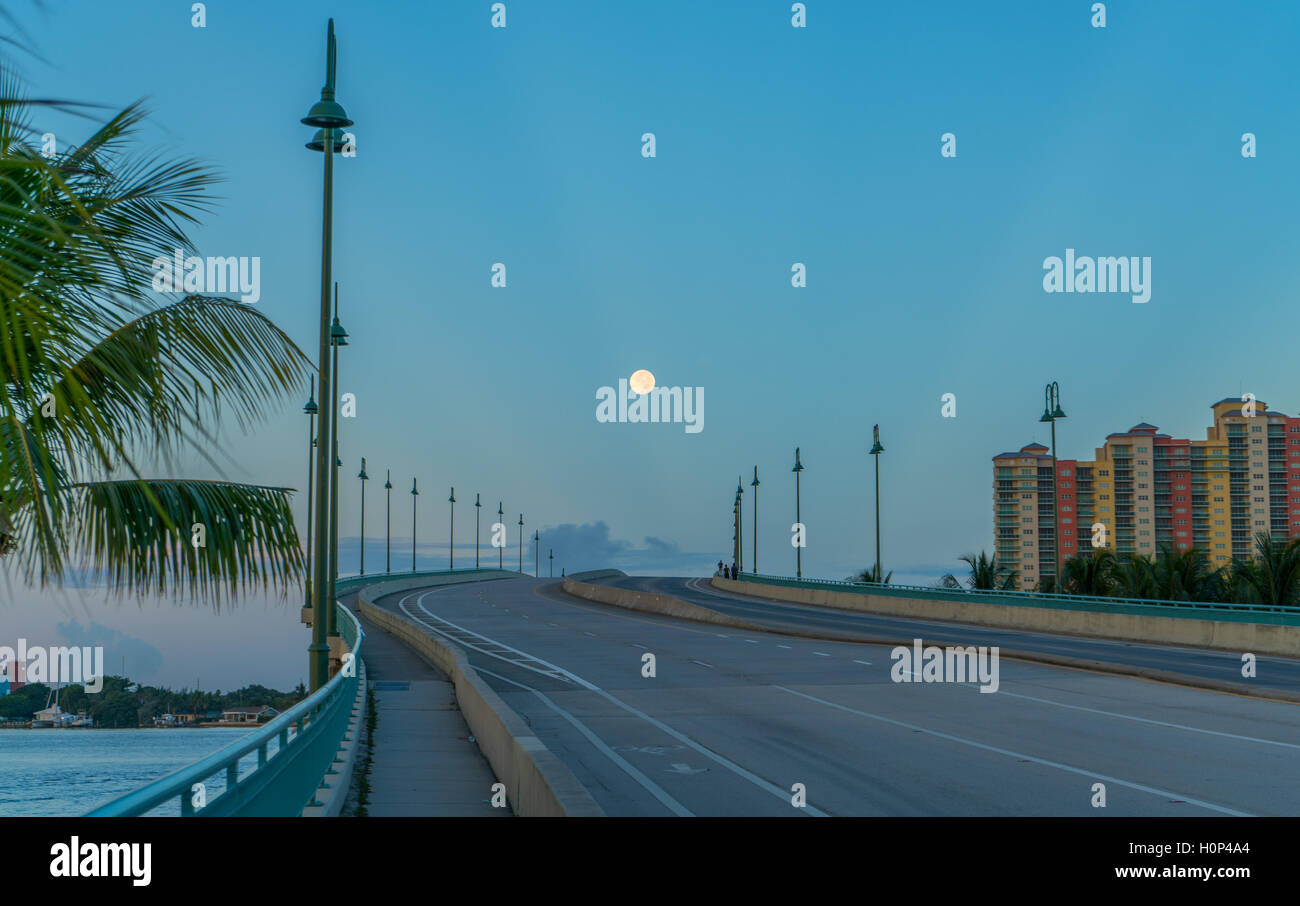 La pleine lune se couche sur Blue Heron Bridge près de West Palm Beach FL Banque D'Images