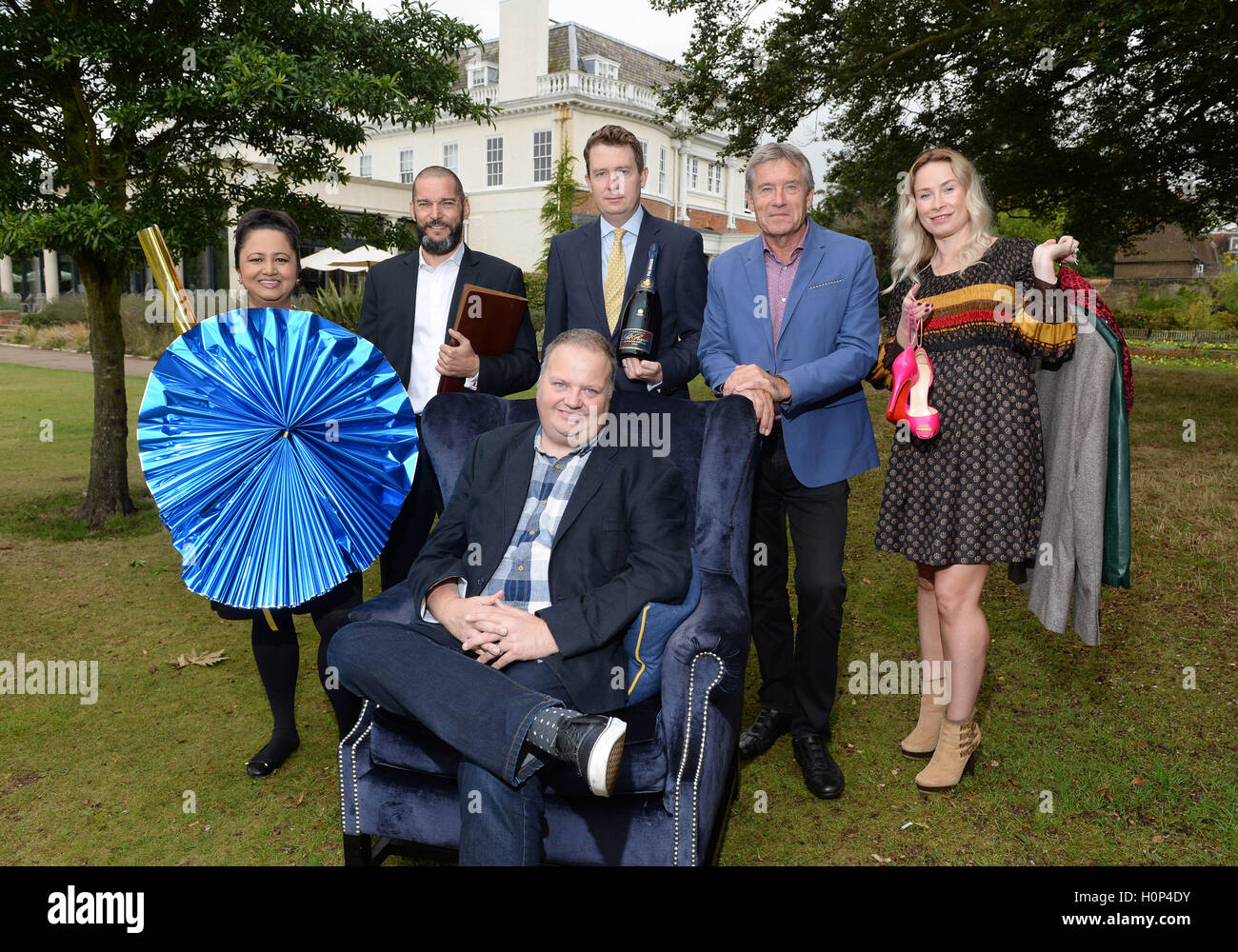 Usage ÉDITORIAL SEULEMENT Andy Carter, Senior Advisor à Camelot gagnants (au centre) dirige une équipe d'experts, (de gauche à droite) Neelam Meetcha, Fred Sirieix, Tiff Needell Cassidy, Dart et Zoe Tilston, à l'EuroMillions Academy, qui ont été assemblés par la loterie nationale pour fournir des conseils de vie de luxe à une bande de millionnaires, à Wimbledon l'hôtel Du vin dans le sud de Londres. Banque D'Images