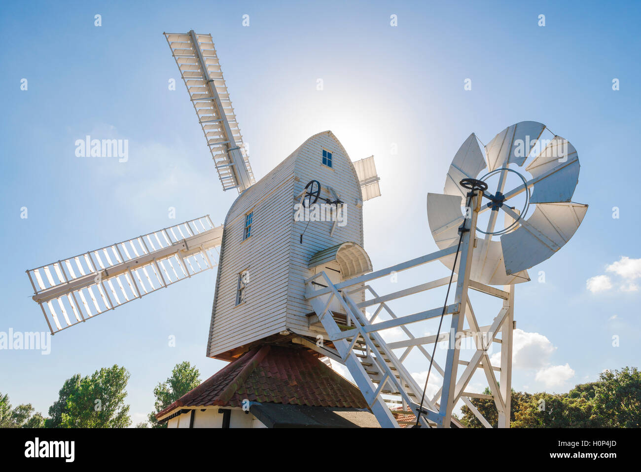 Moulin à vent datant du 19e siècle un moulin à vent en bois dans le village de Suffolk Aldeburgh, England, UK. Banque D'Images