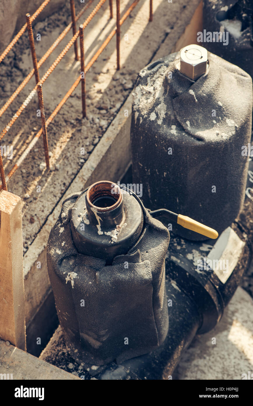 L'entretien des tuyaux industriels pour le chauffage de l'eau transports, la reconstruction du système Banque D'Images