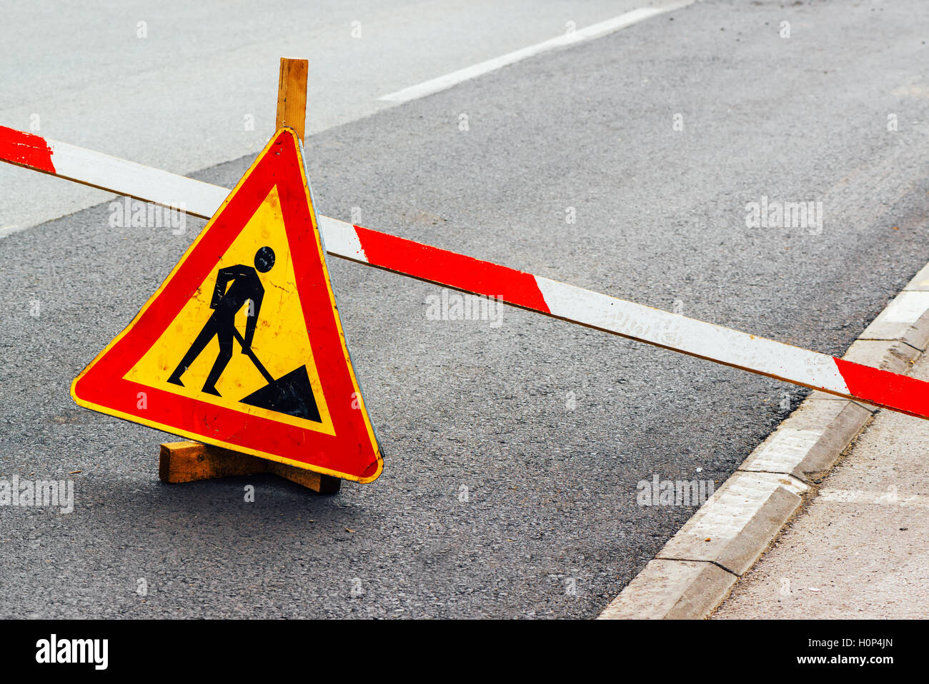 Travaux de construction de routes signe sur entrée d'asphalte Banque D'Images