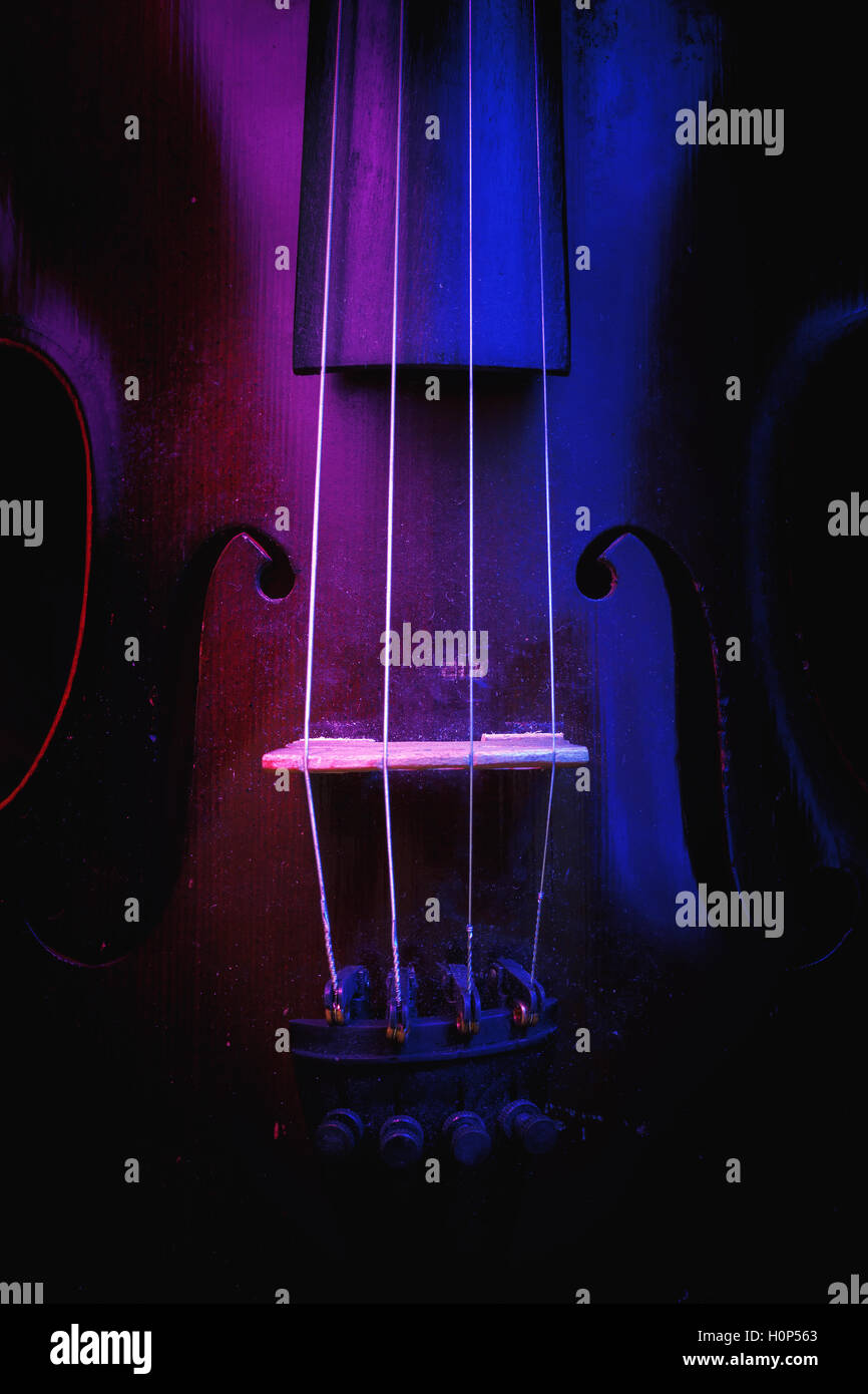 Studio de la composition d'un vieux violon poussiéreux, bleu et violet à partir de l'éclairage de côté. Banque D'Images