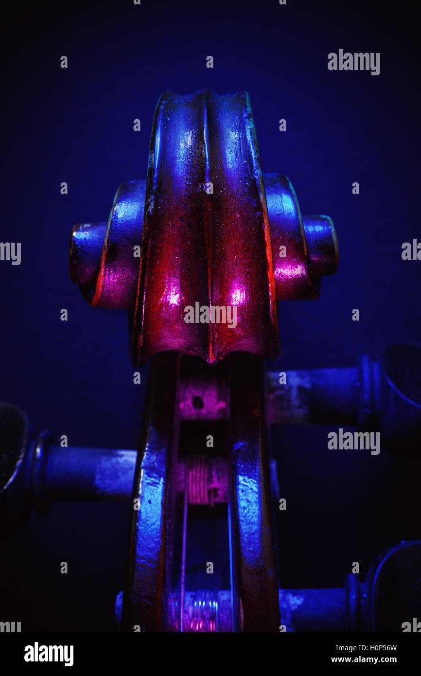 Studio de la composition d'un vieux violon poussiéreux, bleu et violet à partir de l'éclairage de côté, vue rapprochée sur faire défiler. Banque D'Images
