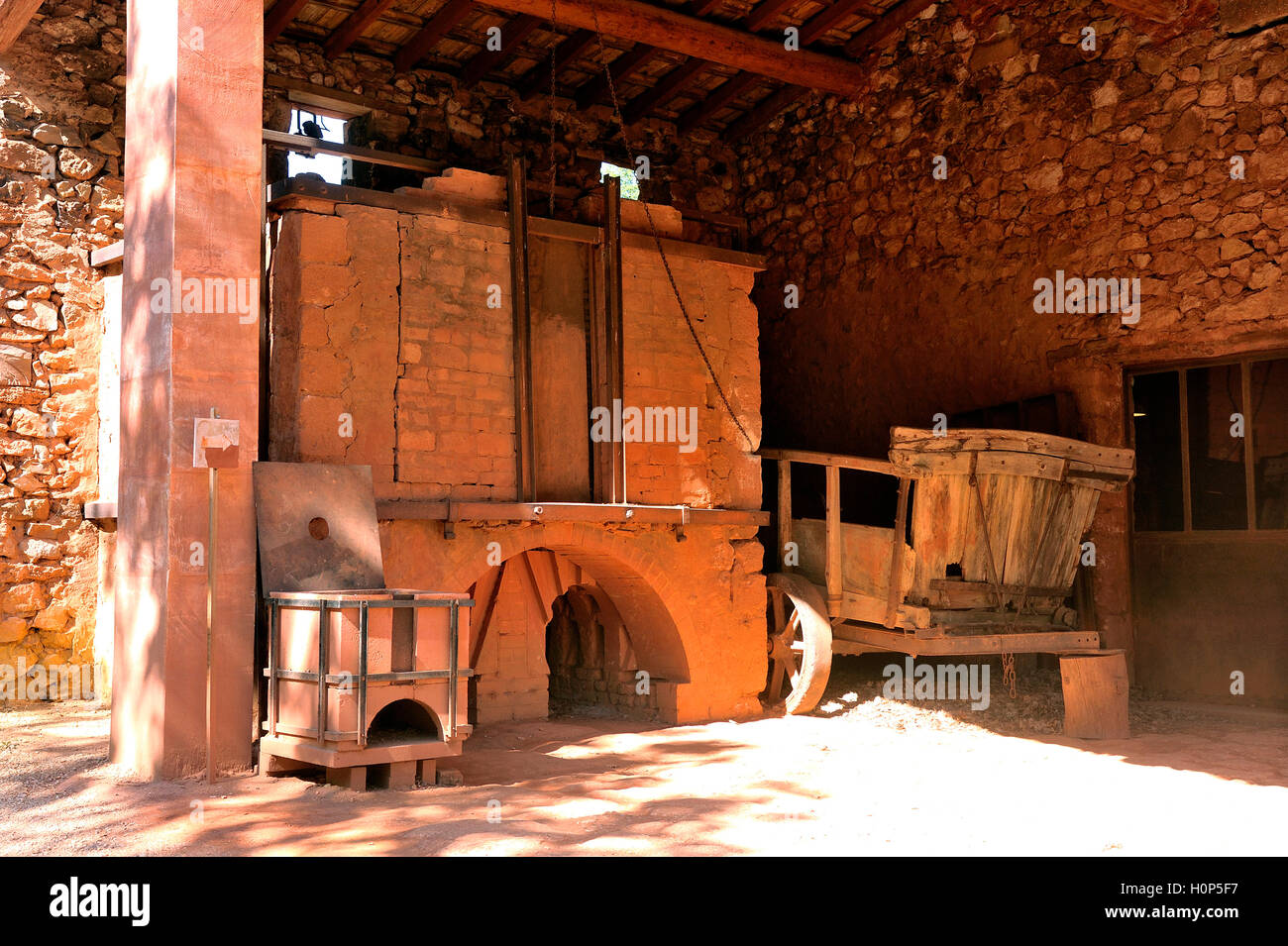 Four d'ocre Roussillon usine où a été traité le minerai à produire des produits comme colorant pour peinture ou diverses autres applications Banque D'Images