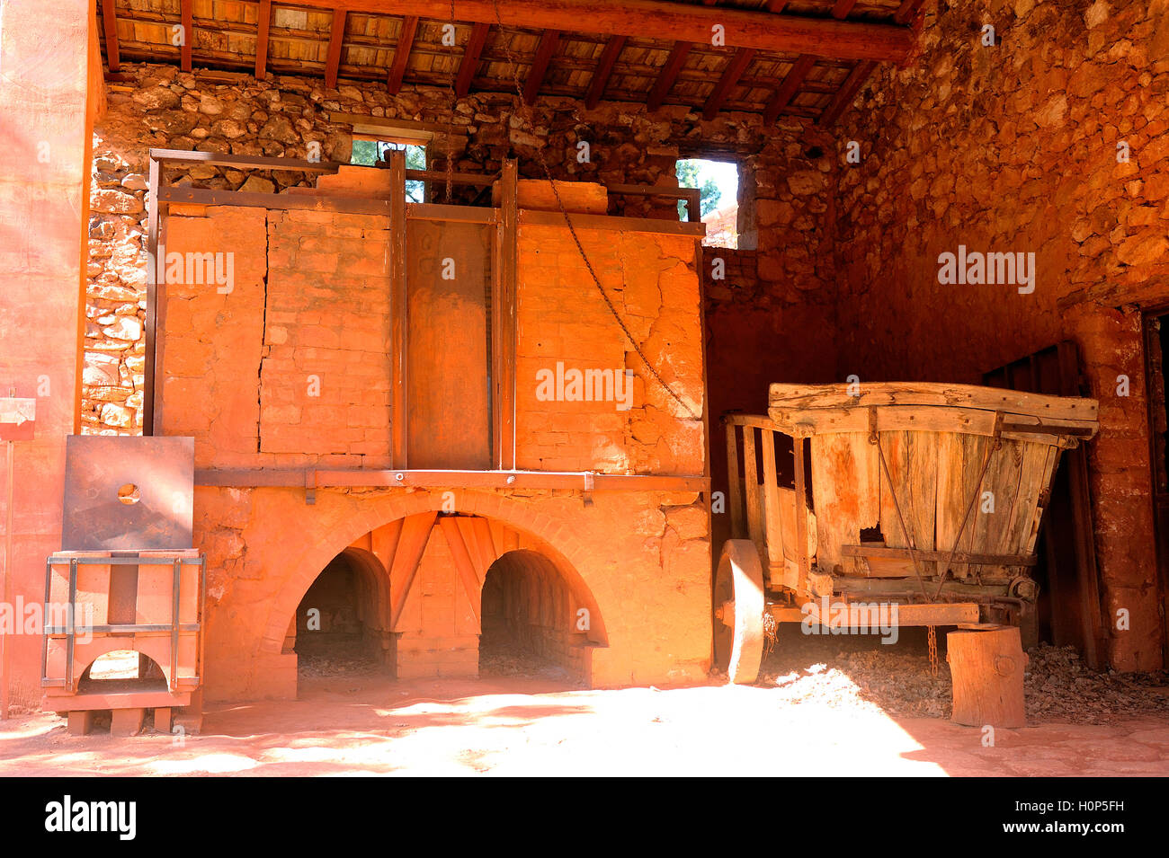 Four d'ocre Roussillon usine où a été traité le minerai à produire des produits comme colorant pour peinture ou diverses autres applications Banque D'Images