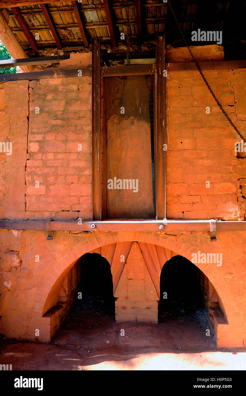 Four d'ocre Roussillon usine où a été traité le minerai à produire des produits comme colorant pour peinture ou diverses autres applications Banque D'Images