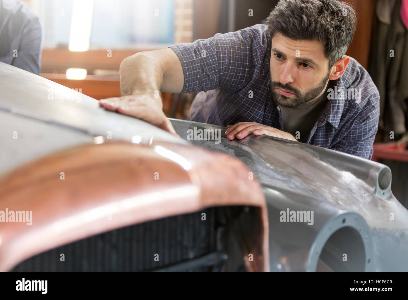 Classic car mécanicien de bord auto repair shop Banque D'Images