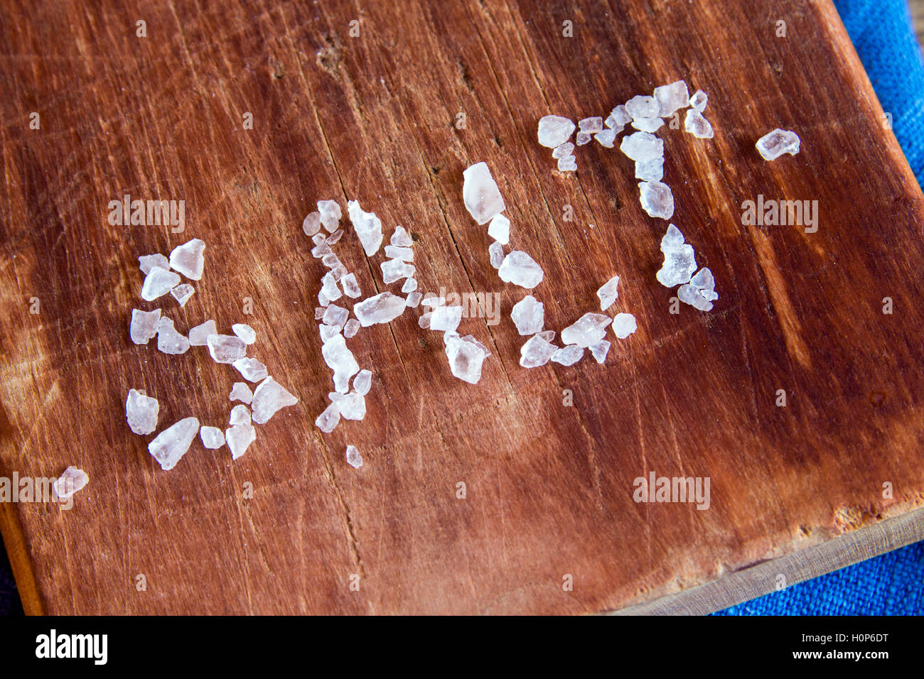 Lettres de sel de mer sur fond de bois rustique, Close up Banque D'Images