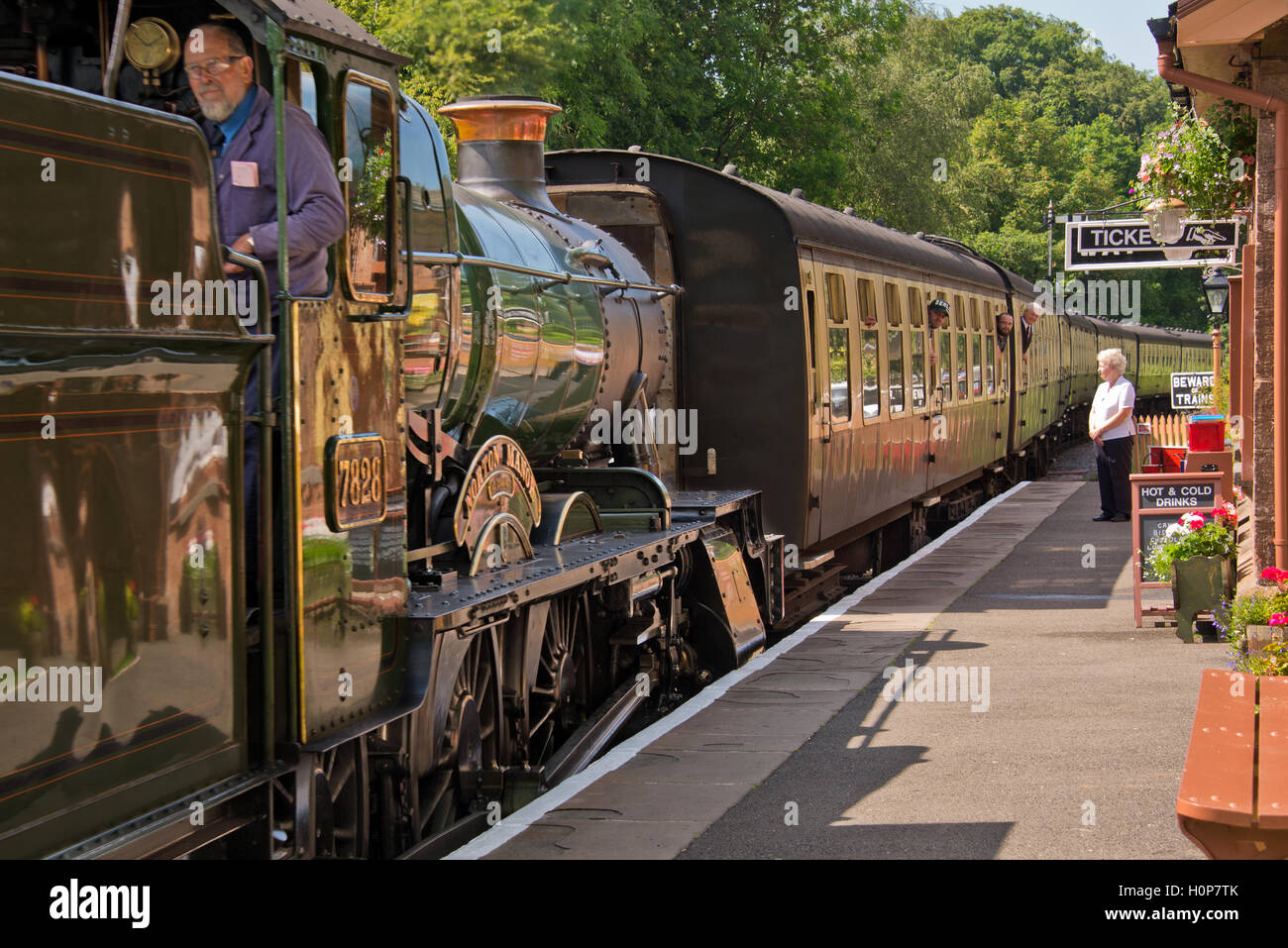 Locomotive à vapeur 7828 (Norton Manor) arrivant à Crowecombe Heathfield station sur le chemin de fer dans le Somerset Somerset Ouest Banque D'Images