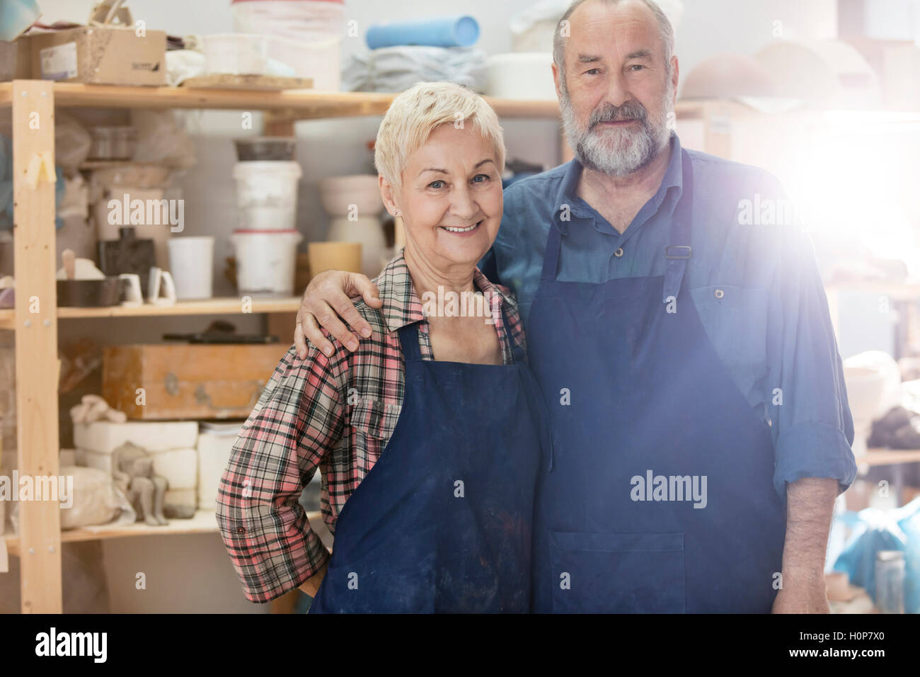 Portrait couple apron atelier de poterie Banque D'Images