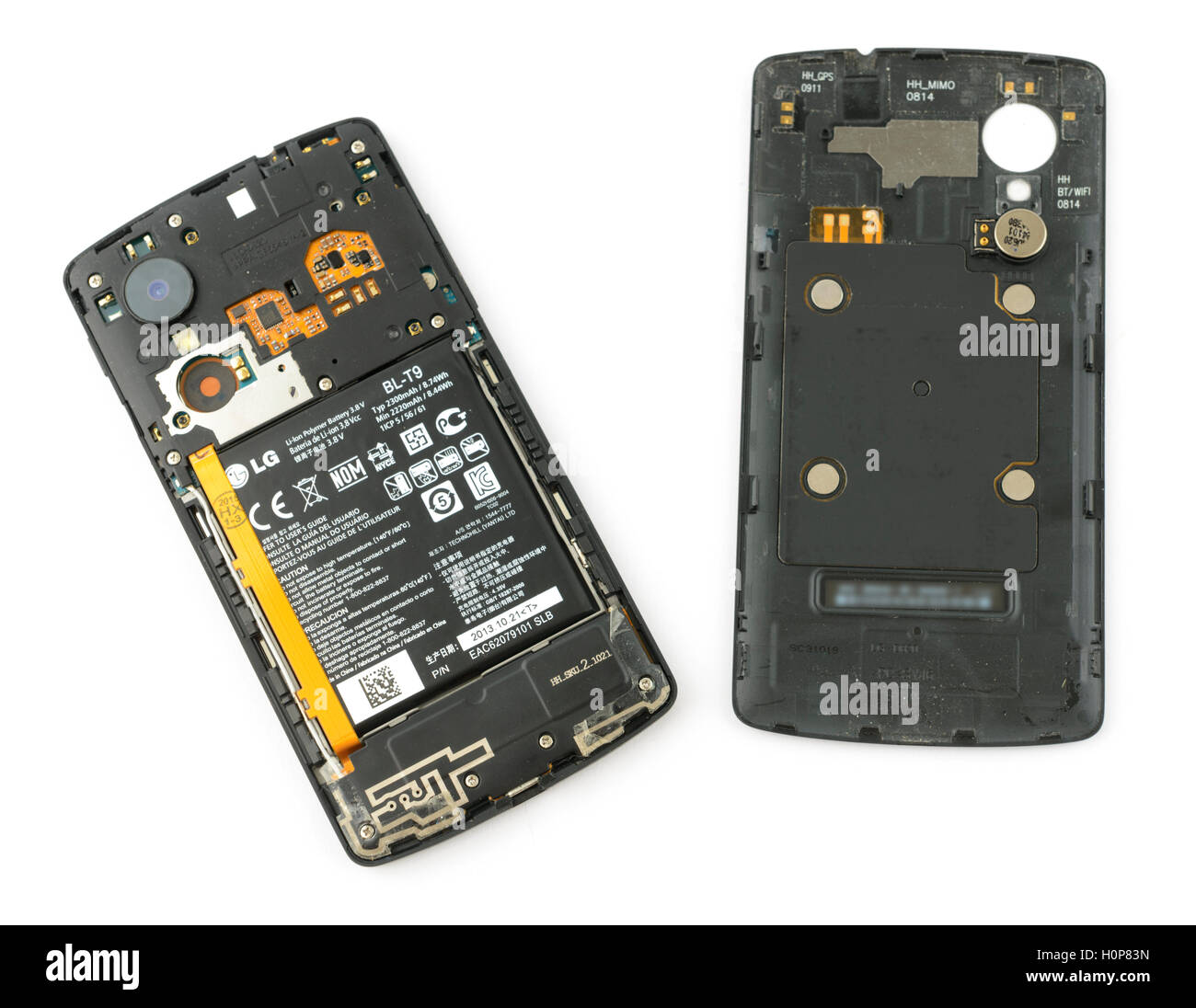 Le Lithium-ion batterie sur un smartphone avec le capot arrière décollé Banque D'Images