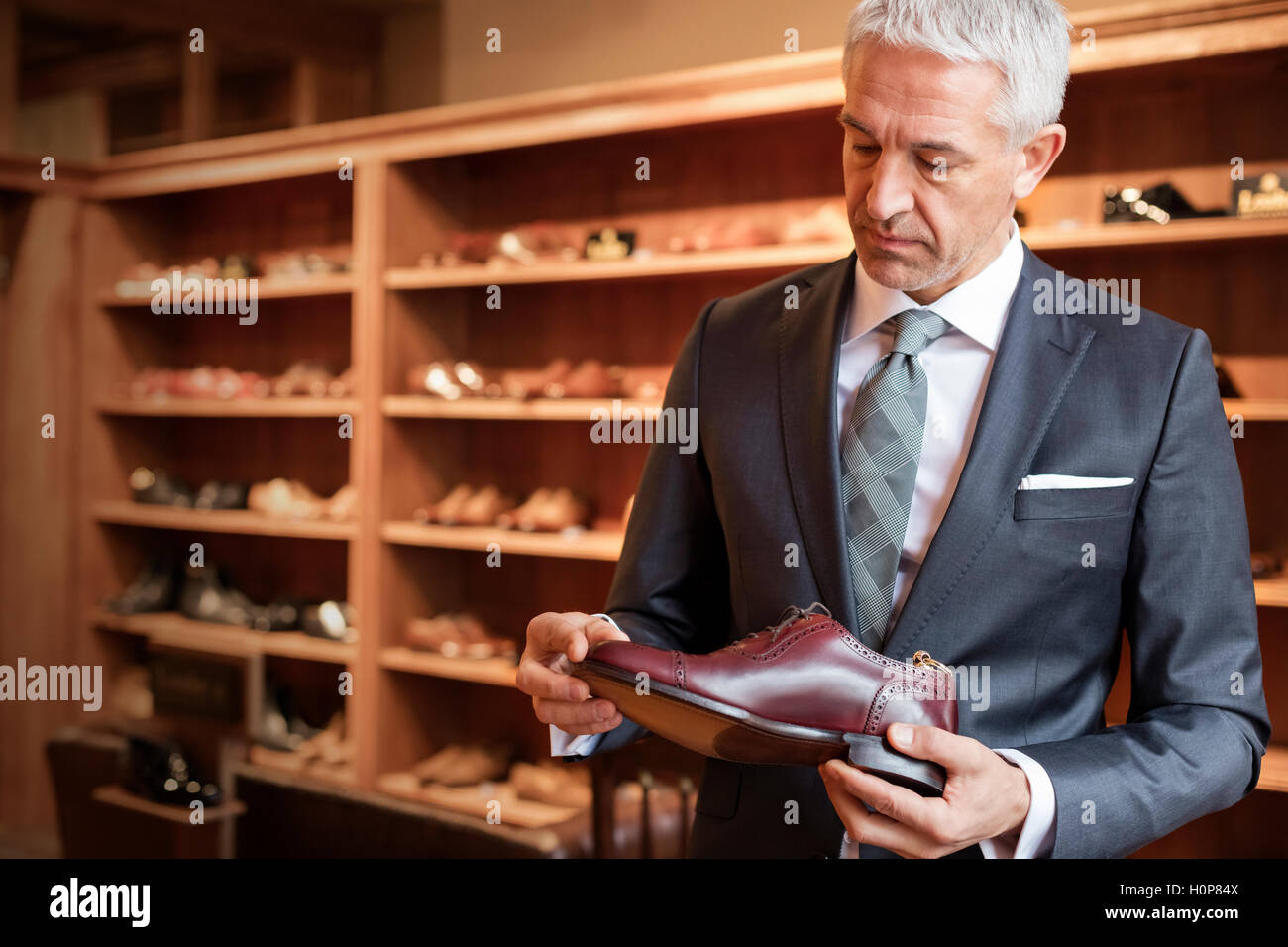 Businessman shopping chaussures de ville boutique de vêtements pour homme Banque D'Images
