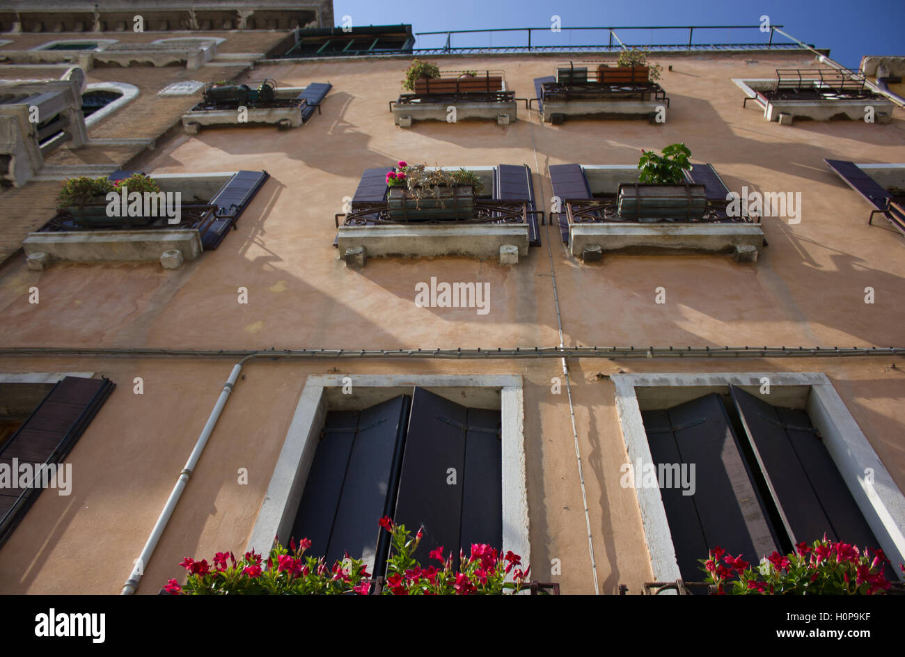 Chambre avec volets à Venise, Italie Banque D'Images