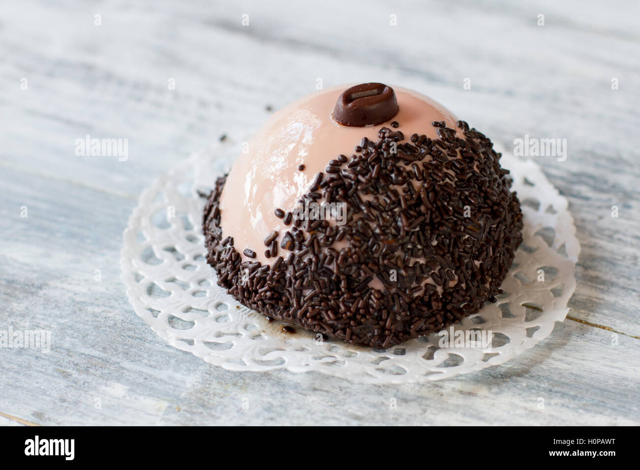 Demi Sphere Dessert Avec Glacure Photo Stock Alamy