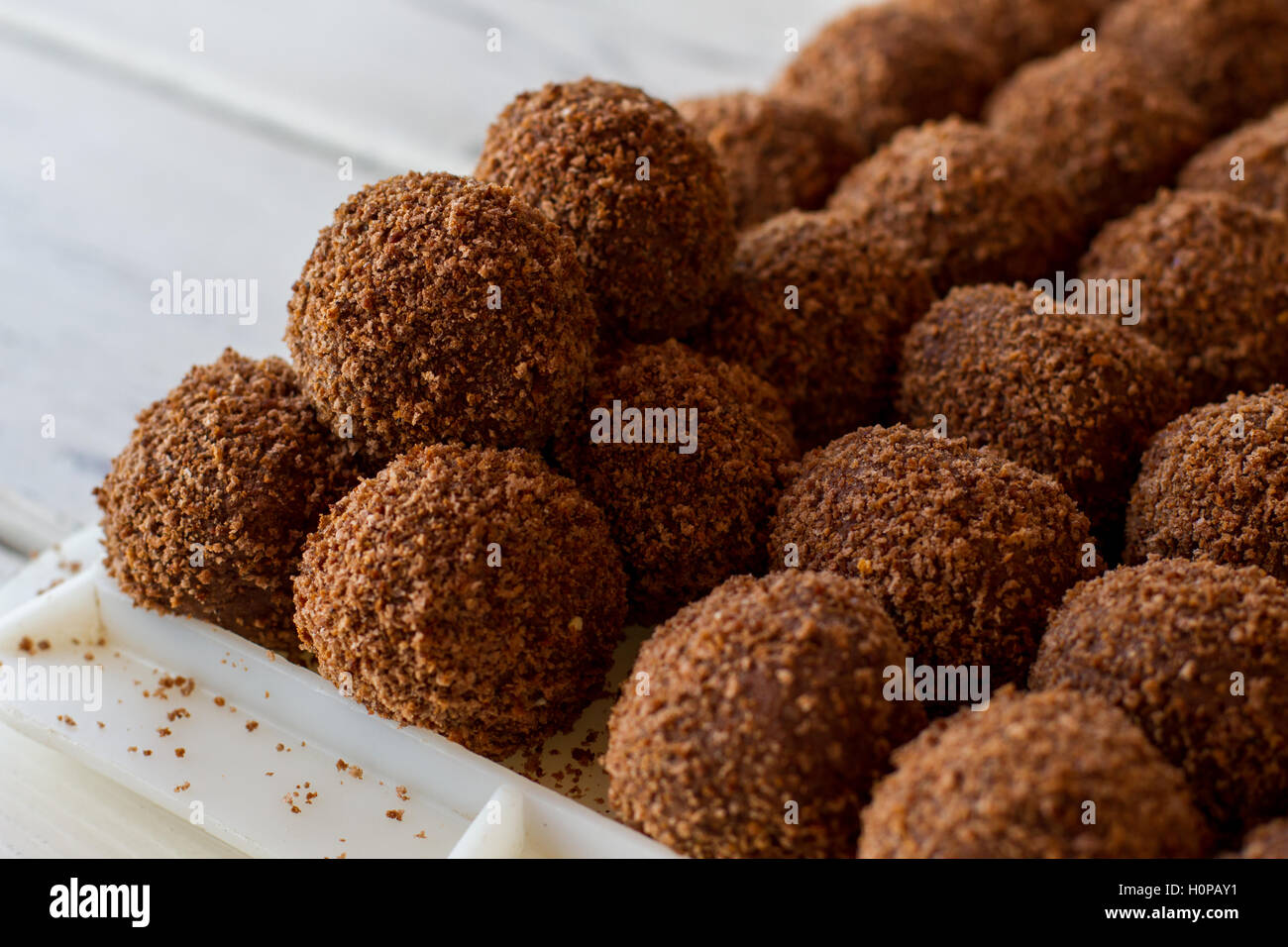 Bonbons de forme boule marron. Banque D'Images