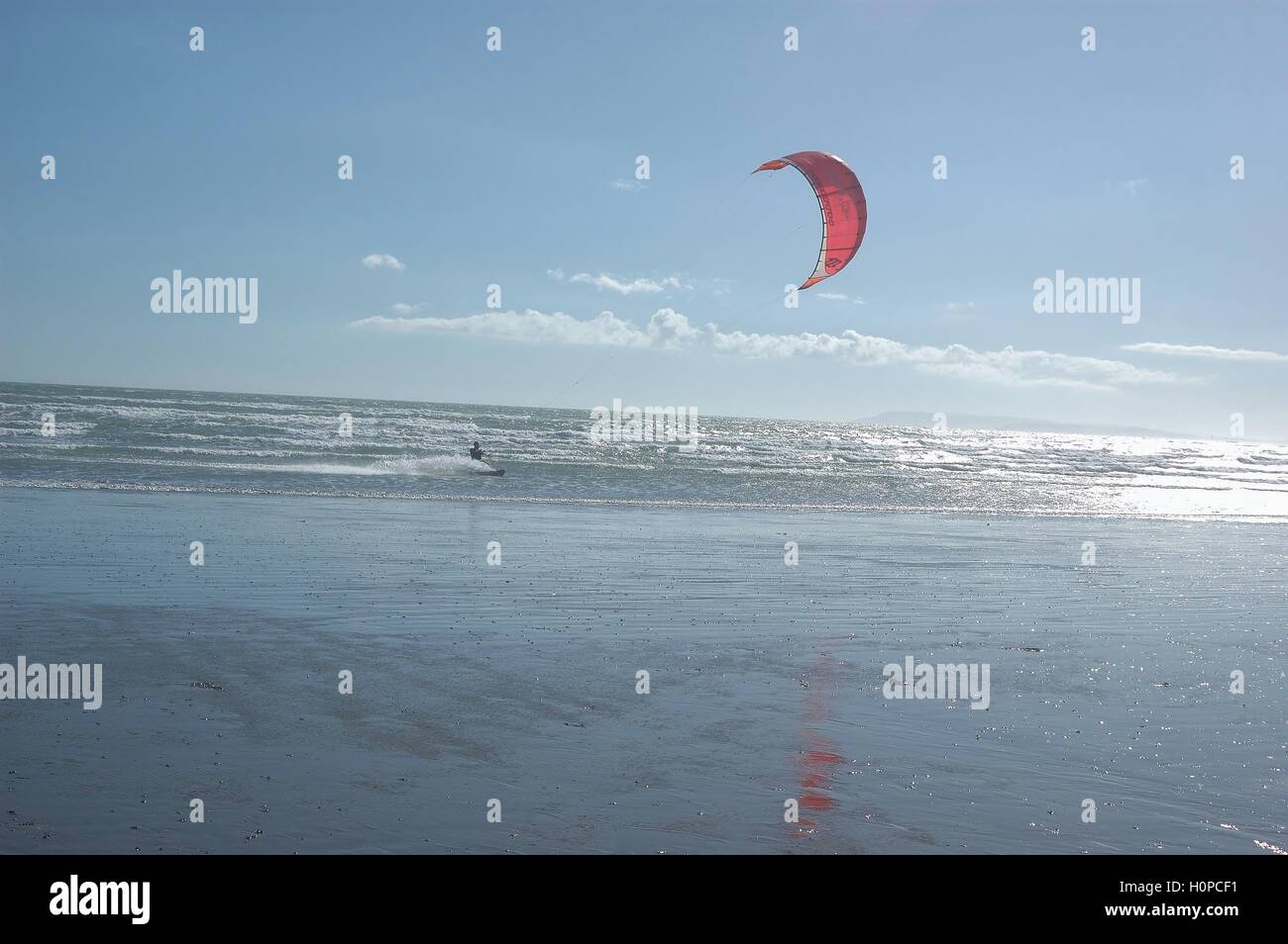Kite surfer à West Wittering beach, West Sussex Banque D'Images