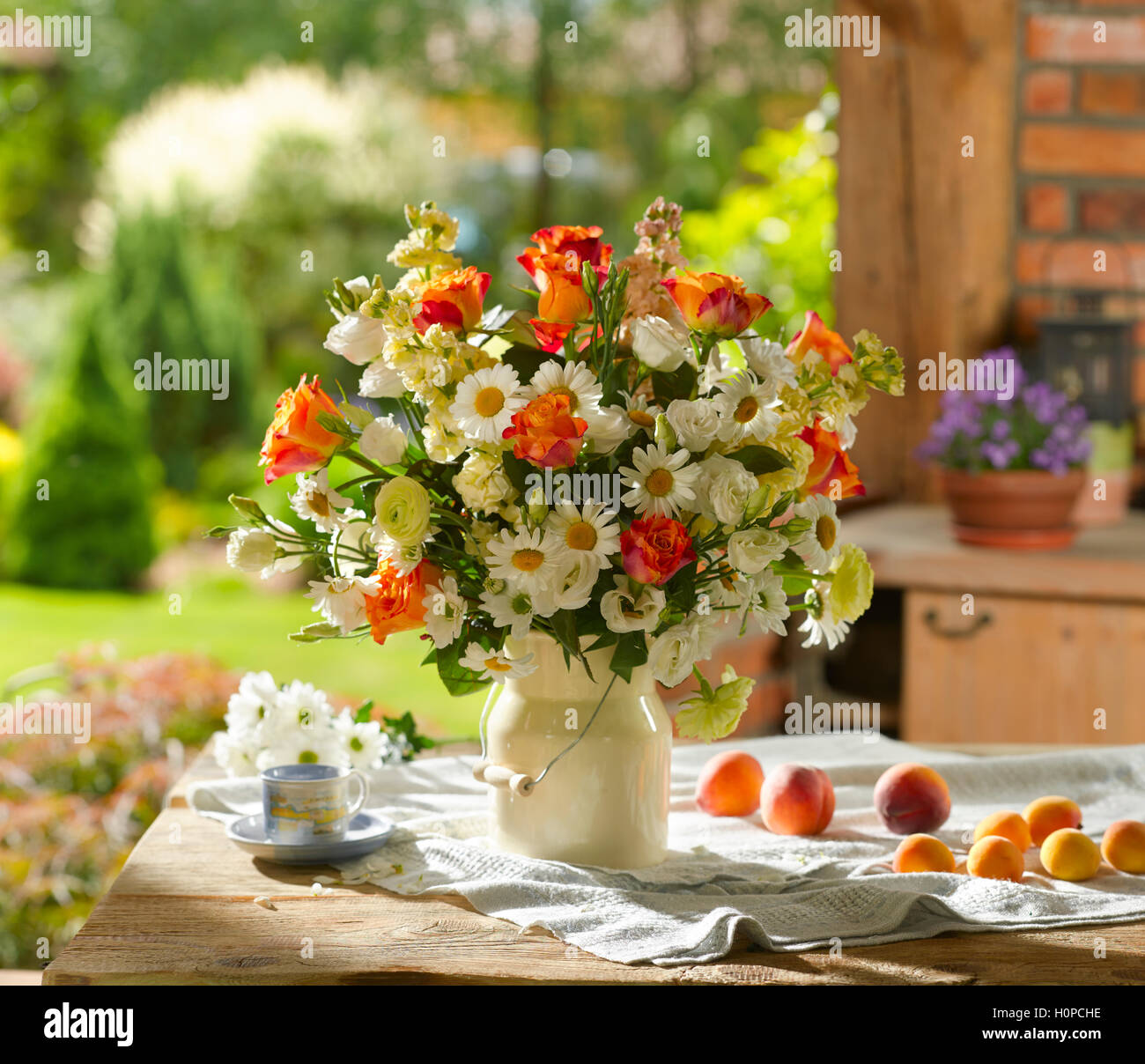 Bouquet de fleurs roses, marguerites, y compris et de fleurs sauvages Banque D'Images