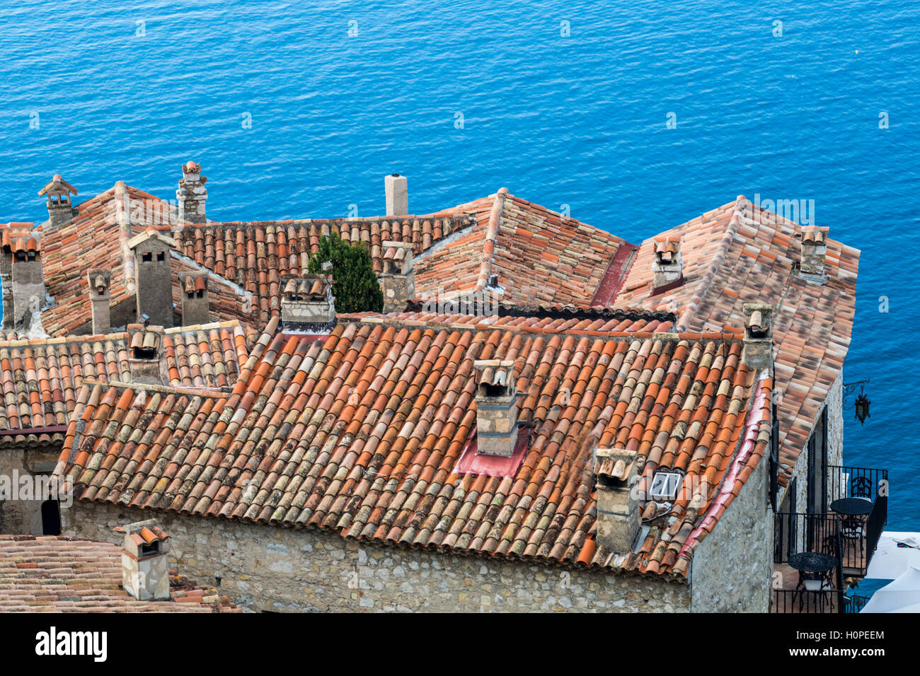 Vue vers le bas à partir du dessus d'Eze, Provence, Alpes-Maritimes, France Banque D'Images