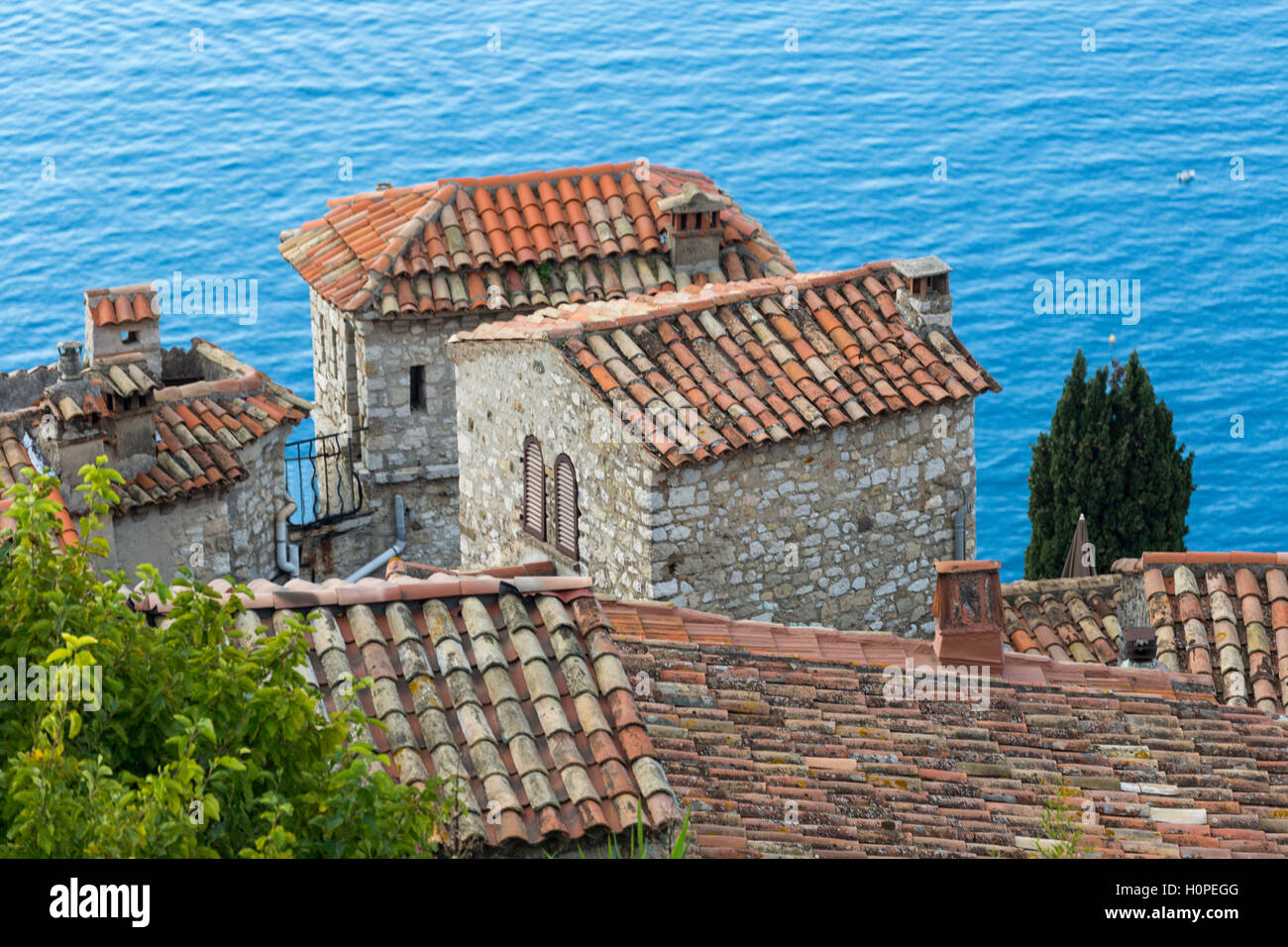 Vue vers le bas à partir du dessus d'Eze, Provence, Alpes-Maritimes, France Banque D'Images