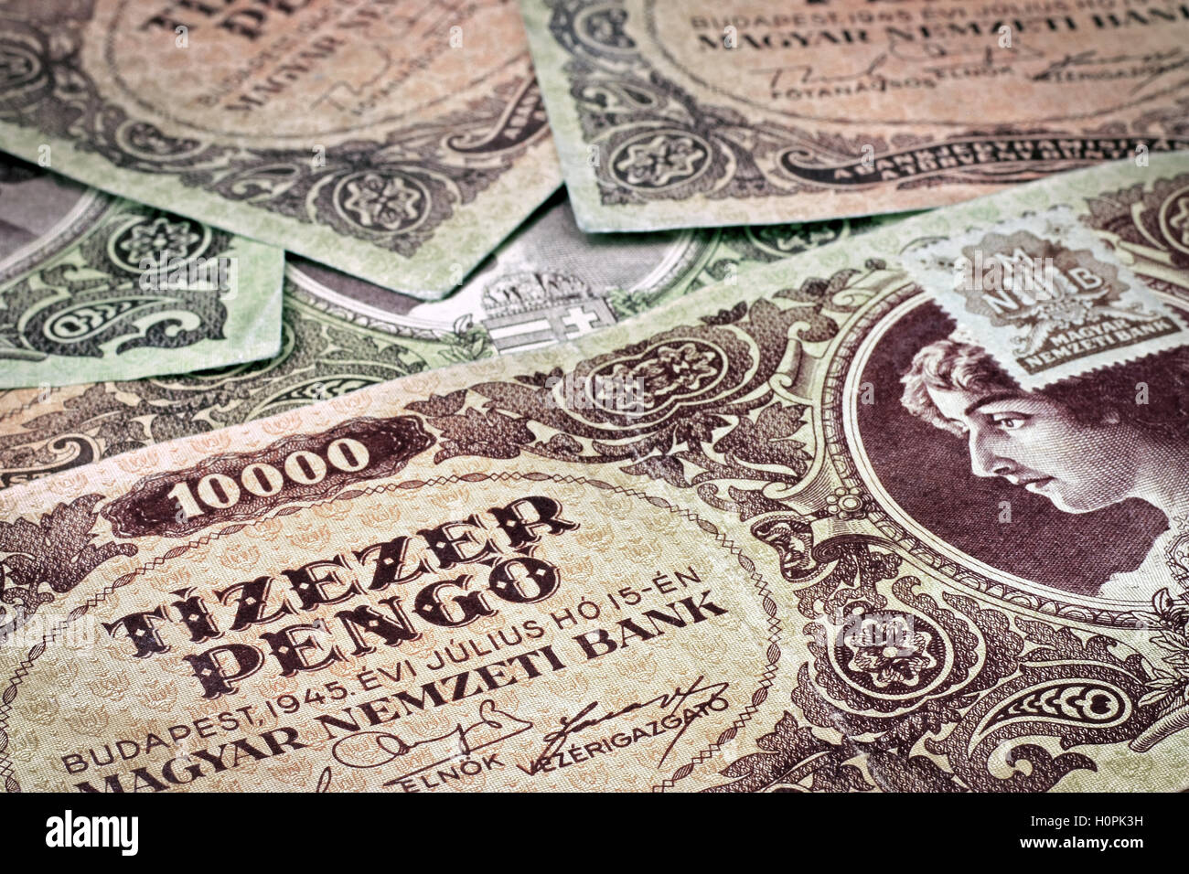 Vieille de dix mille pengo hongrois de l'argent avec stamp Banque D'Images
