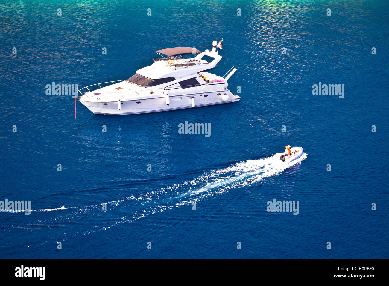 Voile sur la mer bleue vue aérienne, îles de Dalmatie, Croatie Banque D'Images