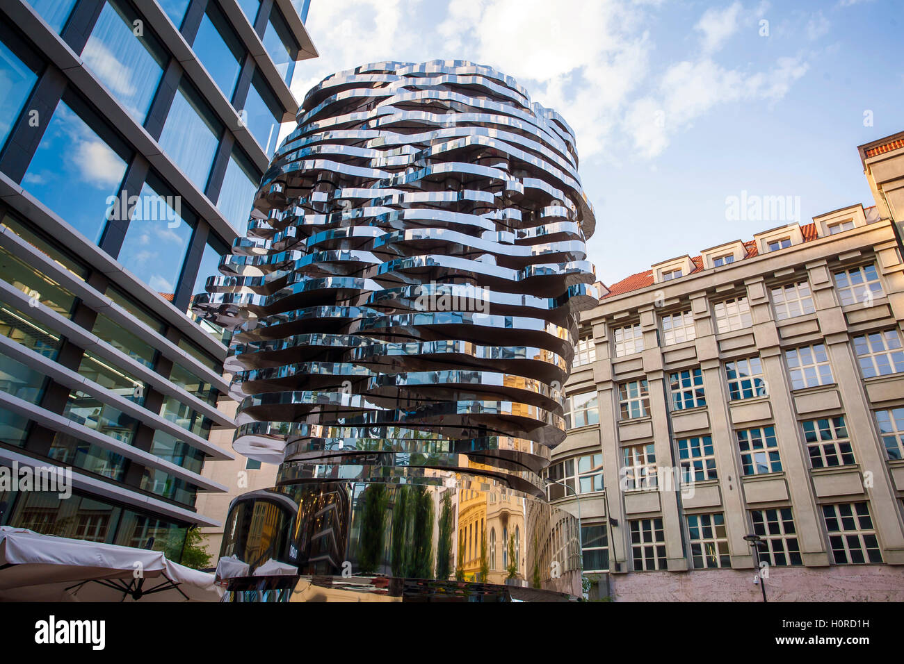 Statue de Franz Kafka, le dernier travail de l'artiste David Cerny est situé au cour du centre commercial Quadrio (métro Narodni, tr Banque D'Images