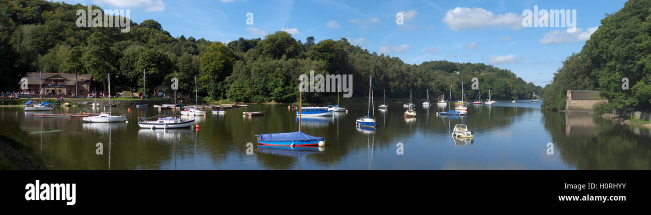 Vue nord voile bateaux amarrés sur un canal (Rudyard Lake & River Trust pour alimenter le réservoir Cauldon Canal), nr. Poireau, Staffordshire Banque D'Images