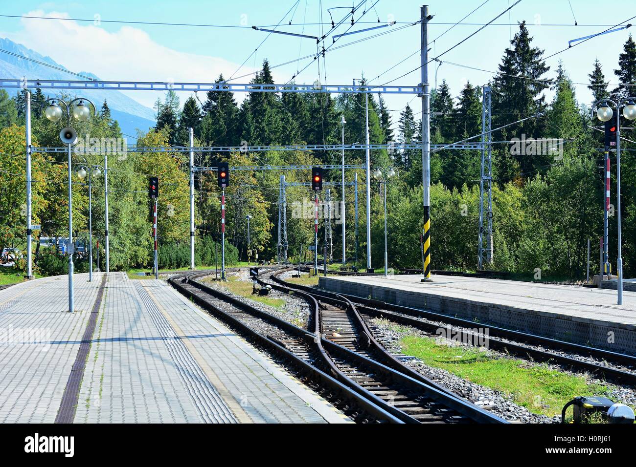 Plates-formes vides sans les trains et les personnes à la gare terminale de Štrbské Pleso dans Hautes Tatras, en Slovaquie. Banque D'Images