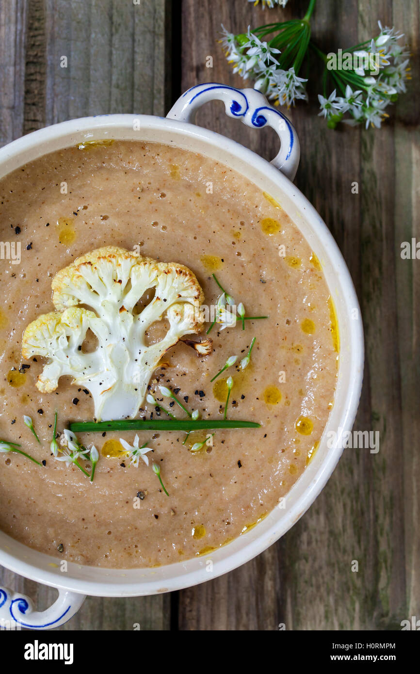 Soupe de chou-fleur rôti à l'ail sauvage Fleurs Banque D'Images Soupe de chou-fleur rôti à l'ail sauvage Fleurs Banque D'Images